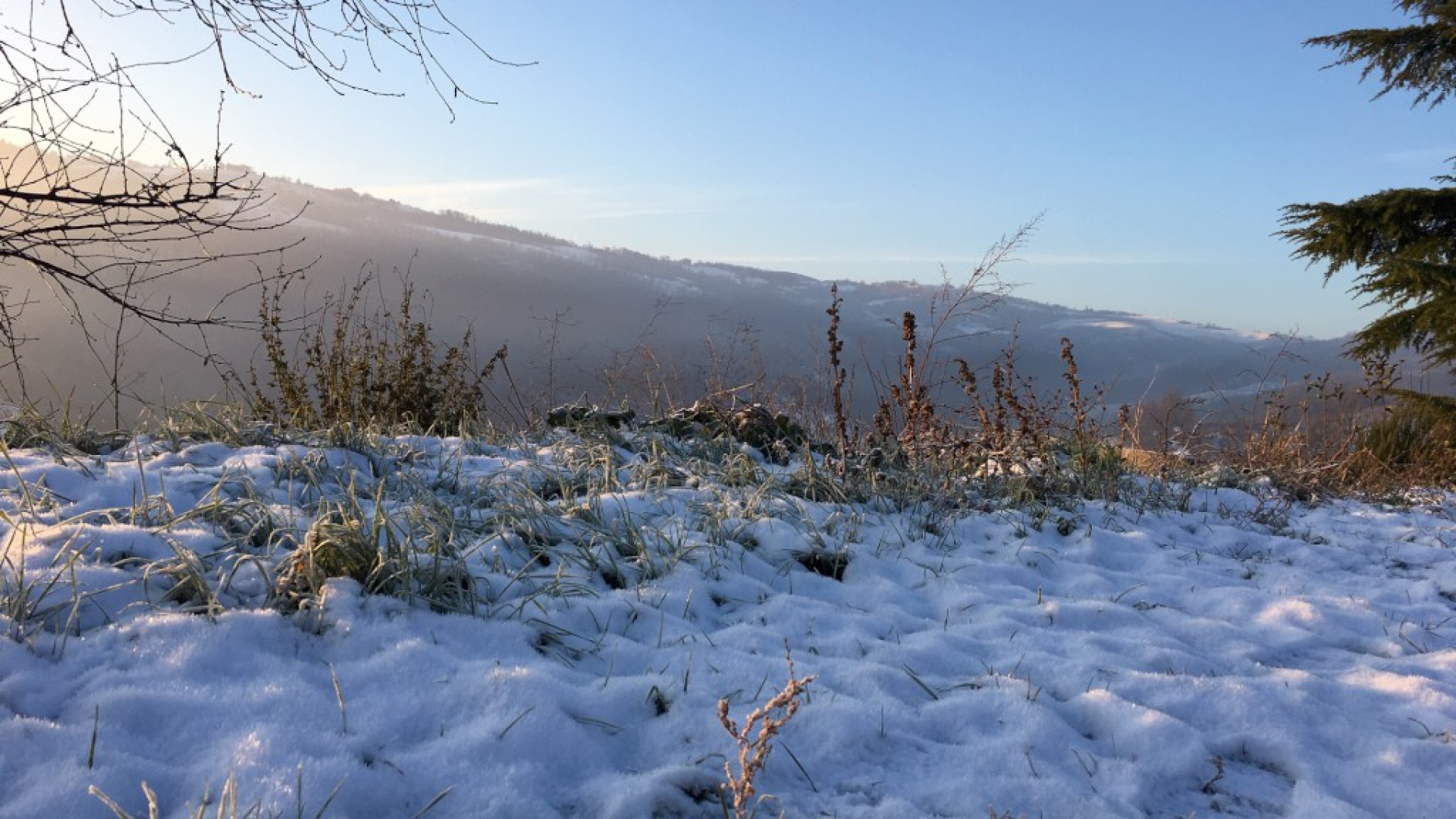 Neve anche a bassa quota: allerta meteo per tutta la giornata di domani