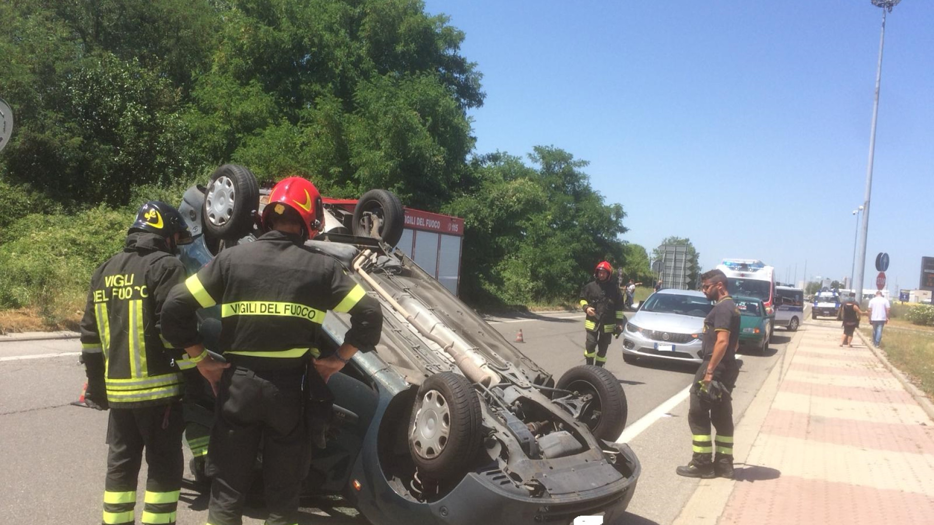 Via Caorsana: due auto si scontrano e una si ribalta in mezzo alla strada. Quattro feriti