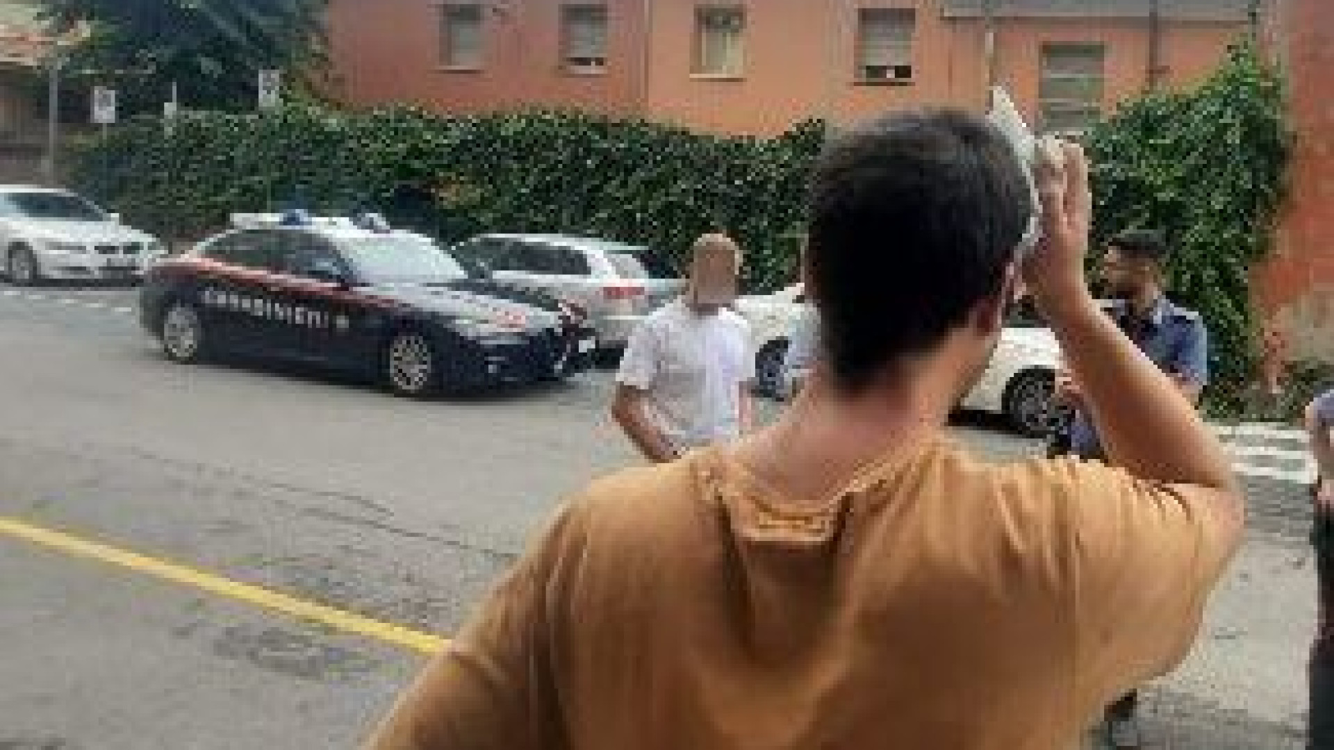 Prima il battibecco, poi l'aggressione: giovane picchiato e rapinato
