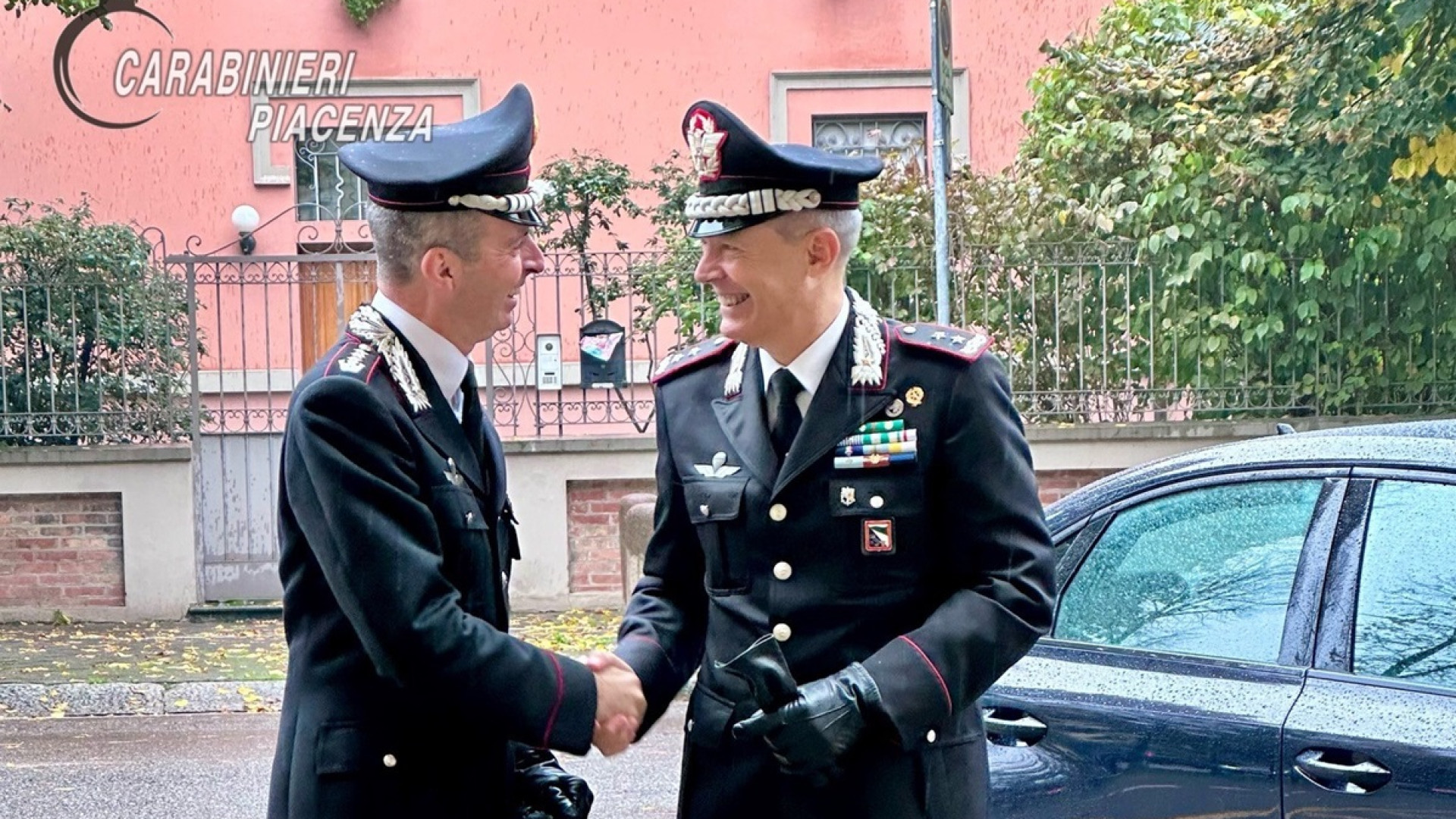 Il generale Massimo Zuccher in visita al Comando provinciale saluta Piacenza