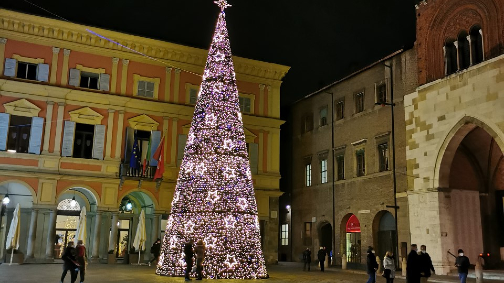 Accese le luminarie del centro storico: "Messaggio di speranza in un anno difficile"