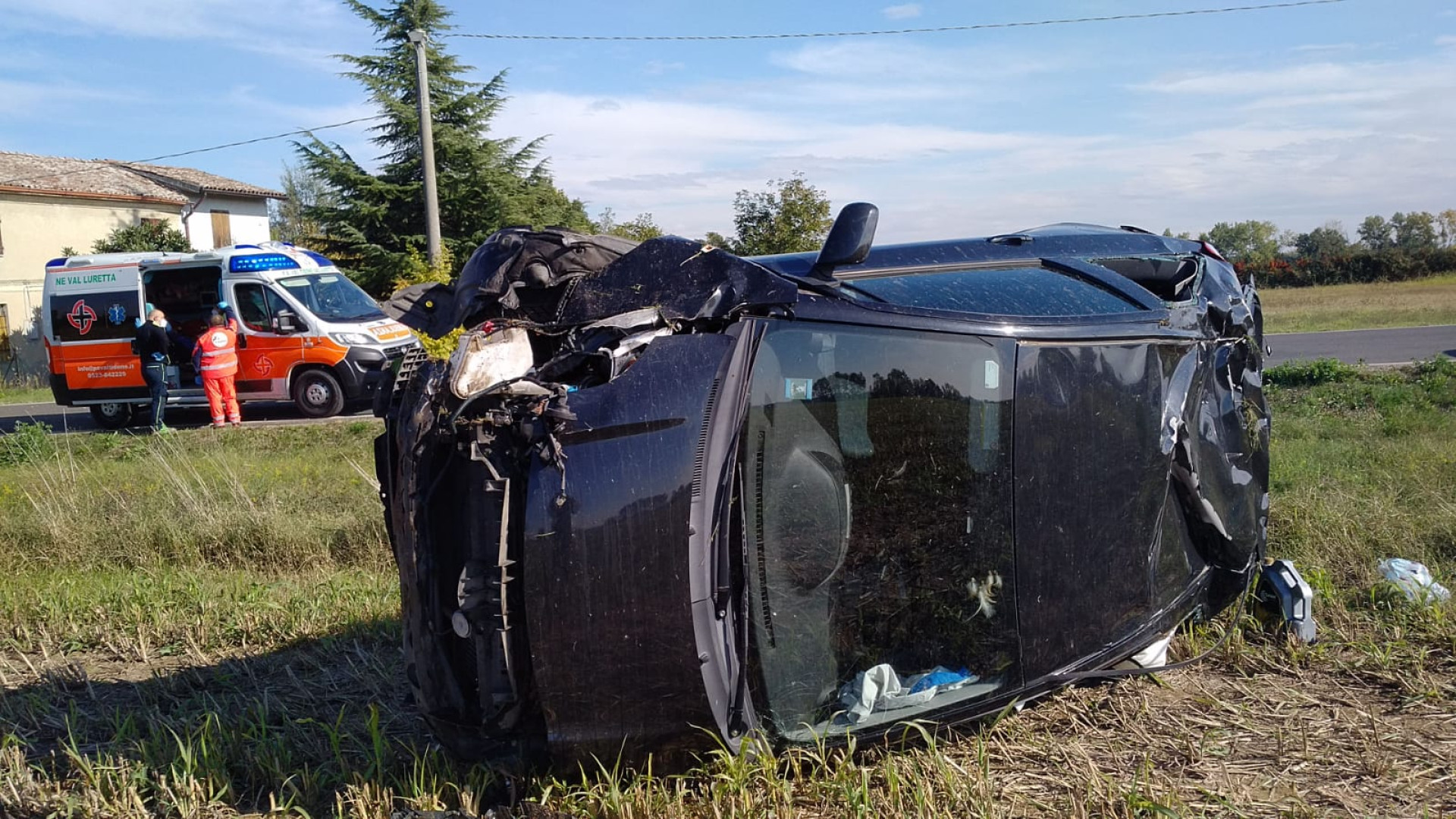 Esce di strada e si ribalta con l'auto, paura a Moretta di Castello