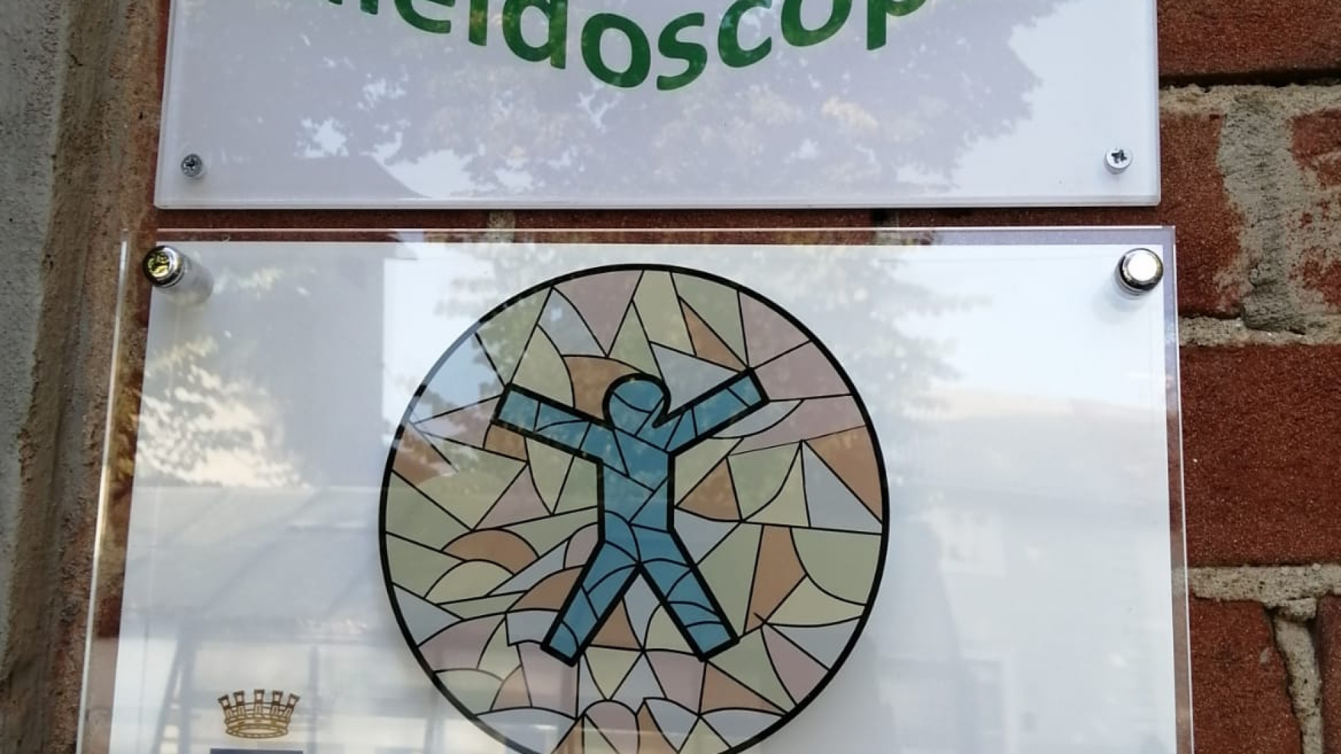 La persona al centro: il nuovo logo del "Caleidoscopio" ideato dai giovani autistici