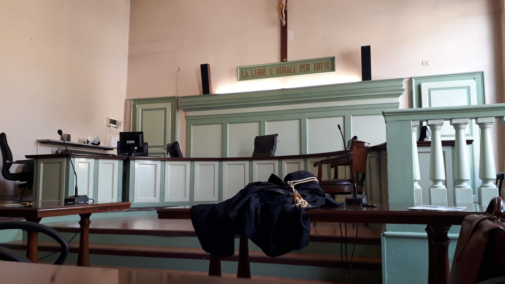 Colpi di badile alla moglie e lite a bastonate per la legna: tutti assolti in tribunale