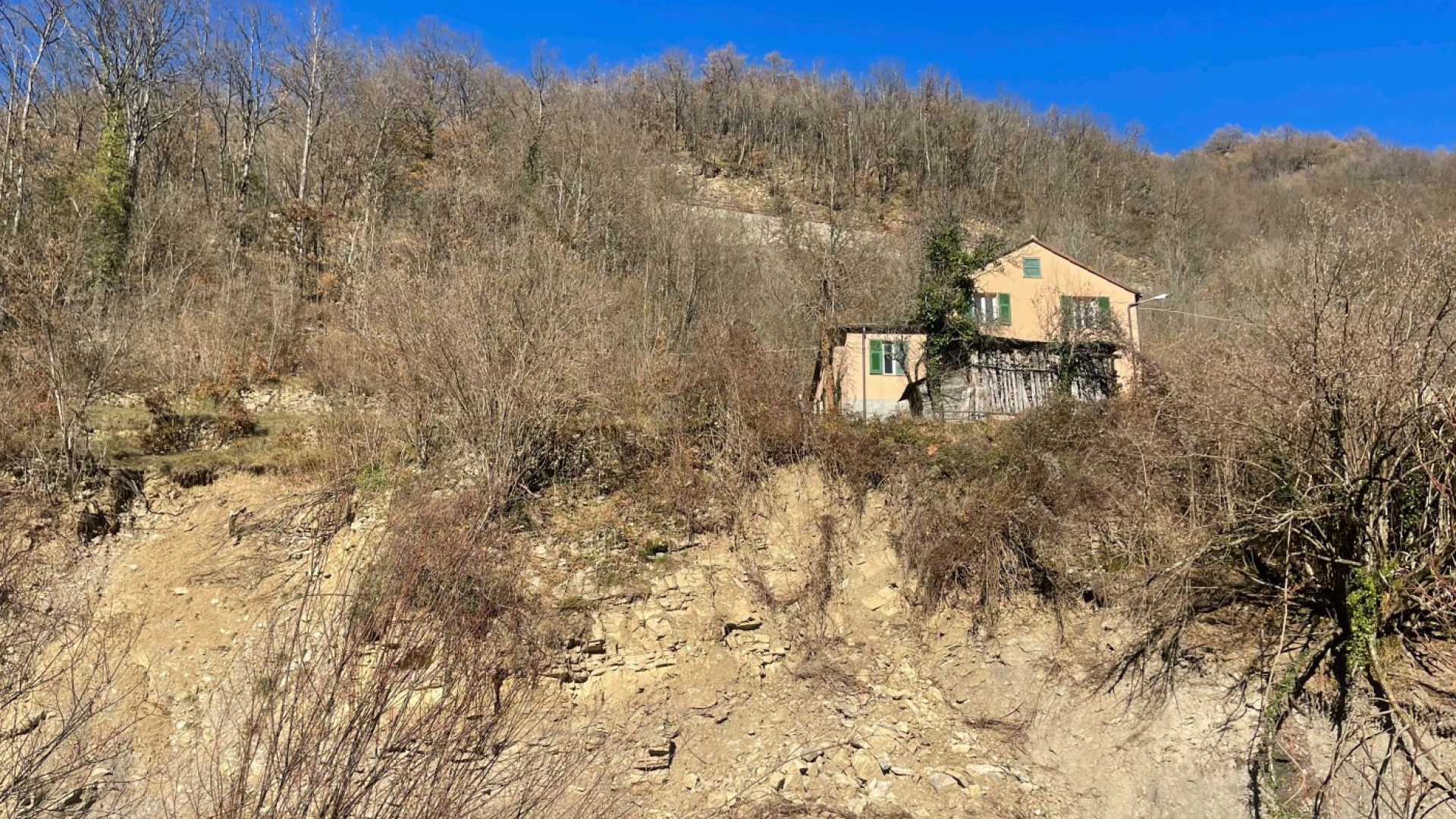 La casa del fotografo danese Christensen a Ottone è ormai sospesa nel nulla causa frana