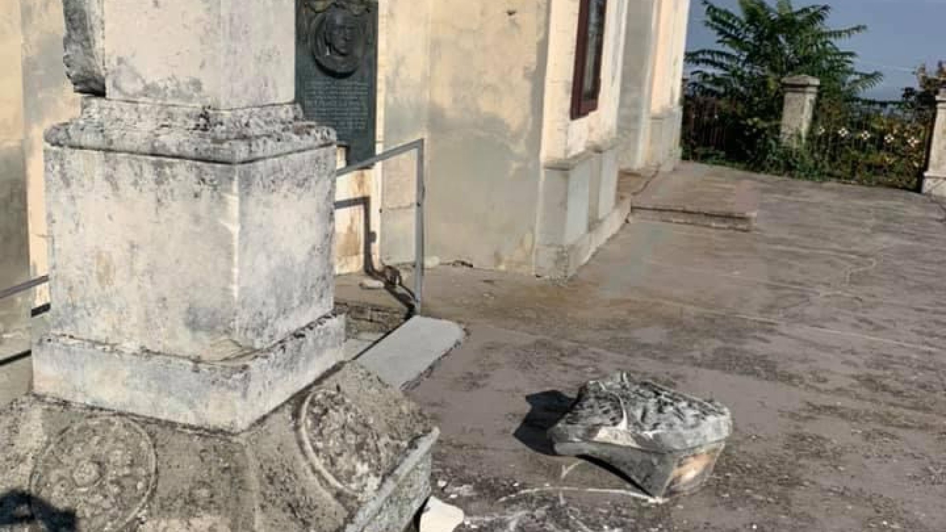 Dopo i vandalismi, la speranza: restauro vicino per la “terrazza degli innamorati”