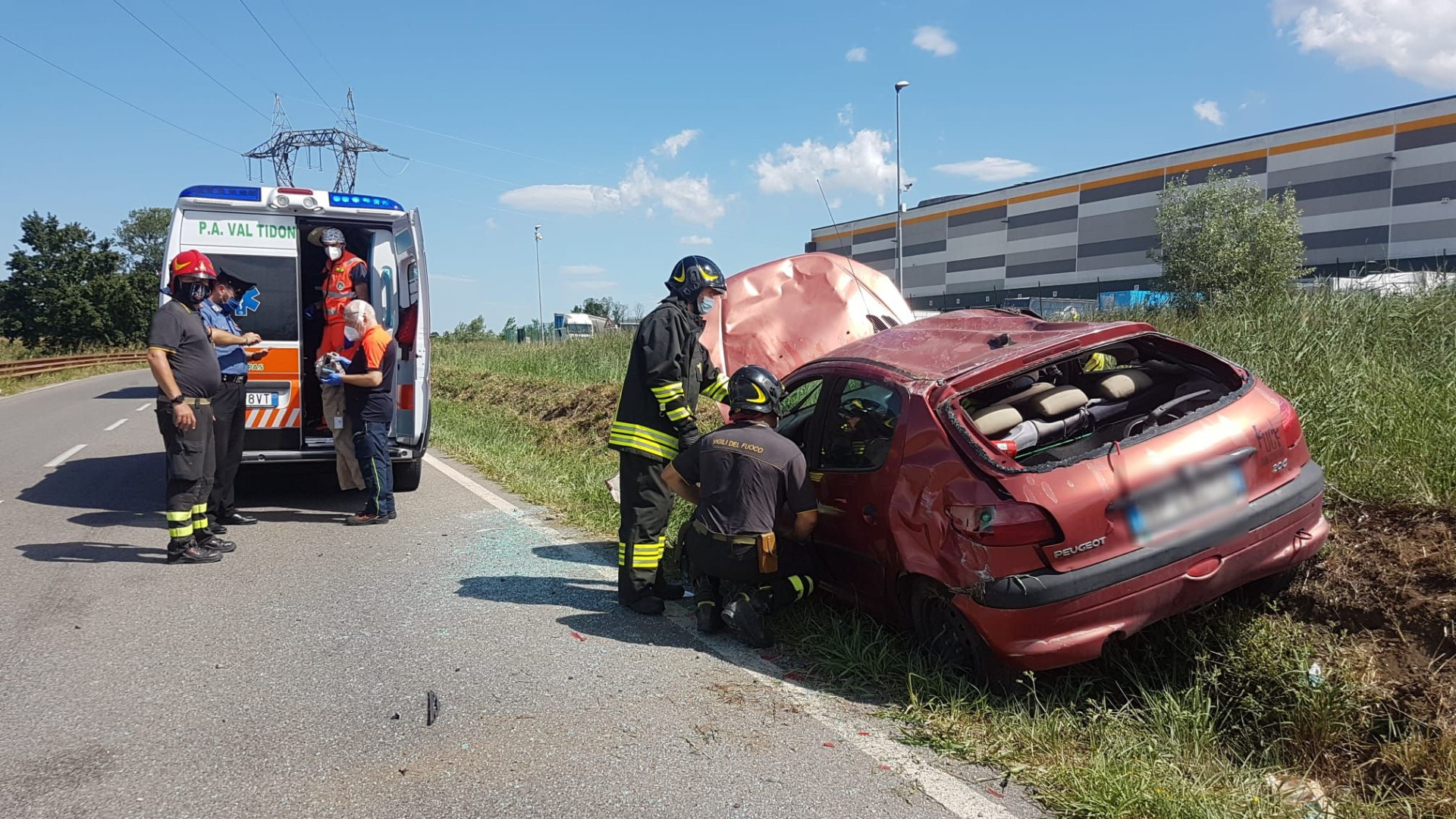 Castel San Giovanni, esce di strada con l'auto: 23enne in ospedale con l’elisoccorso