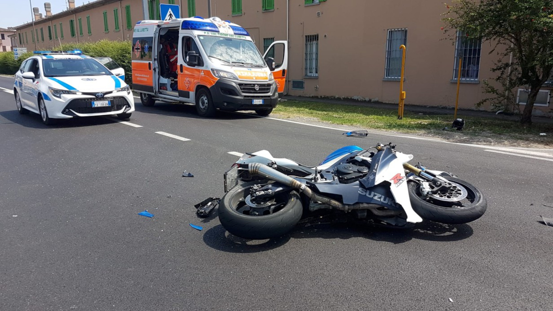 Scontro tra un'auto e una moto a Castel San Giovanni, ferito il centauro