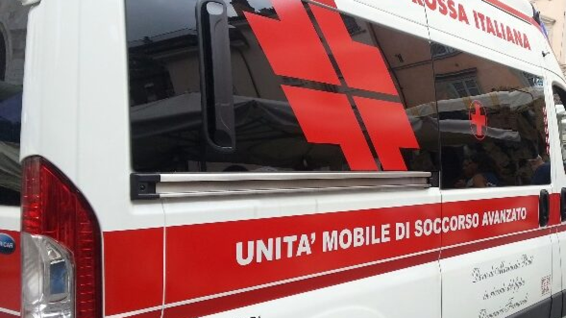 San Nicolò, incidente all'incrocio: coinvolta ambulanza della Croce rossa