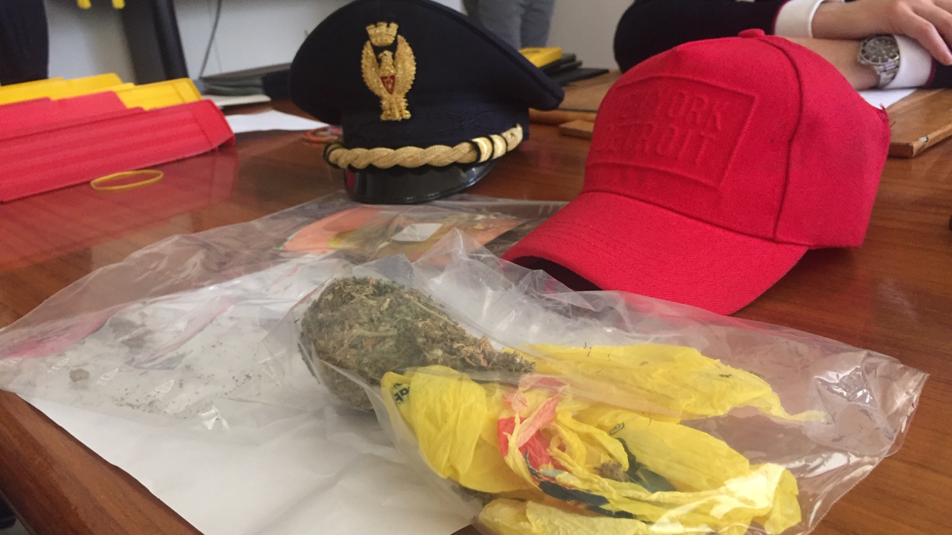 Aveva precedenti il 24enne arrestato. Incitato alla fuga da altri stranieri