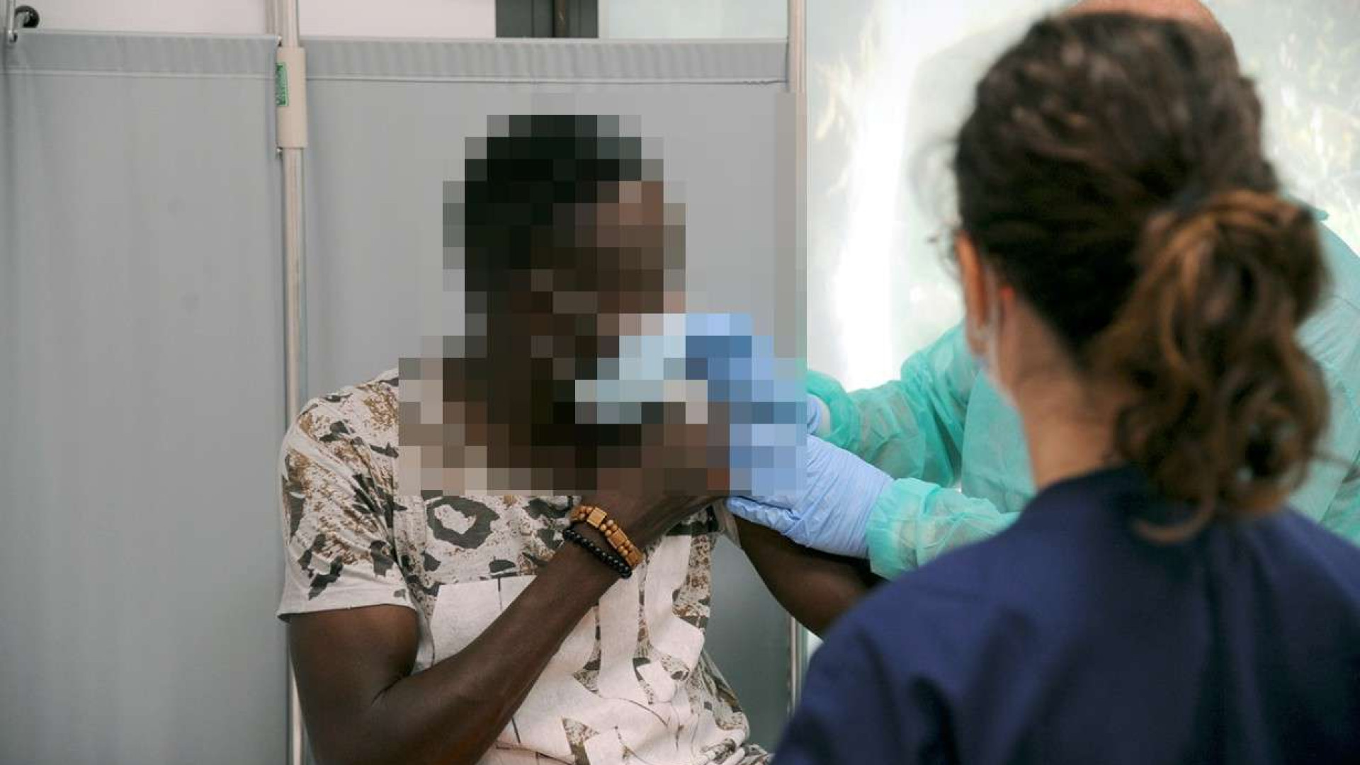 Ambulatorio via Pozzo: gioia per il vaccino agli ultimi, commozione per Gino Strada