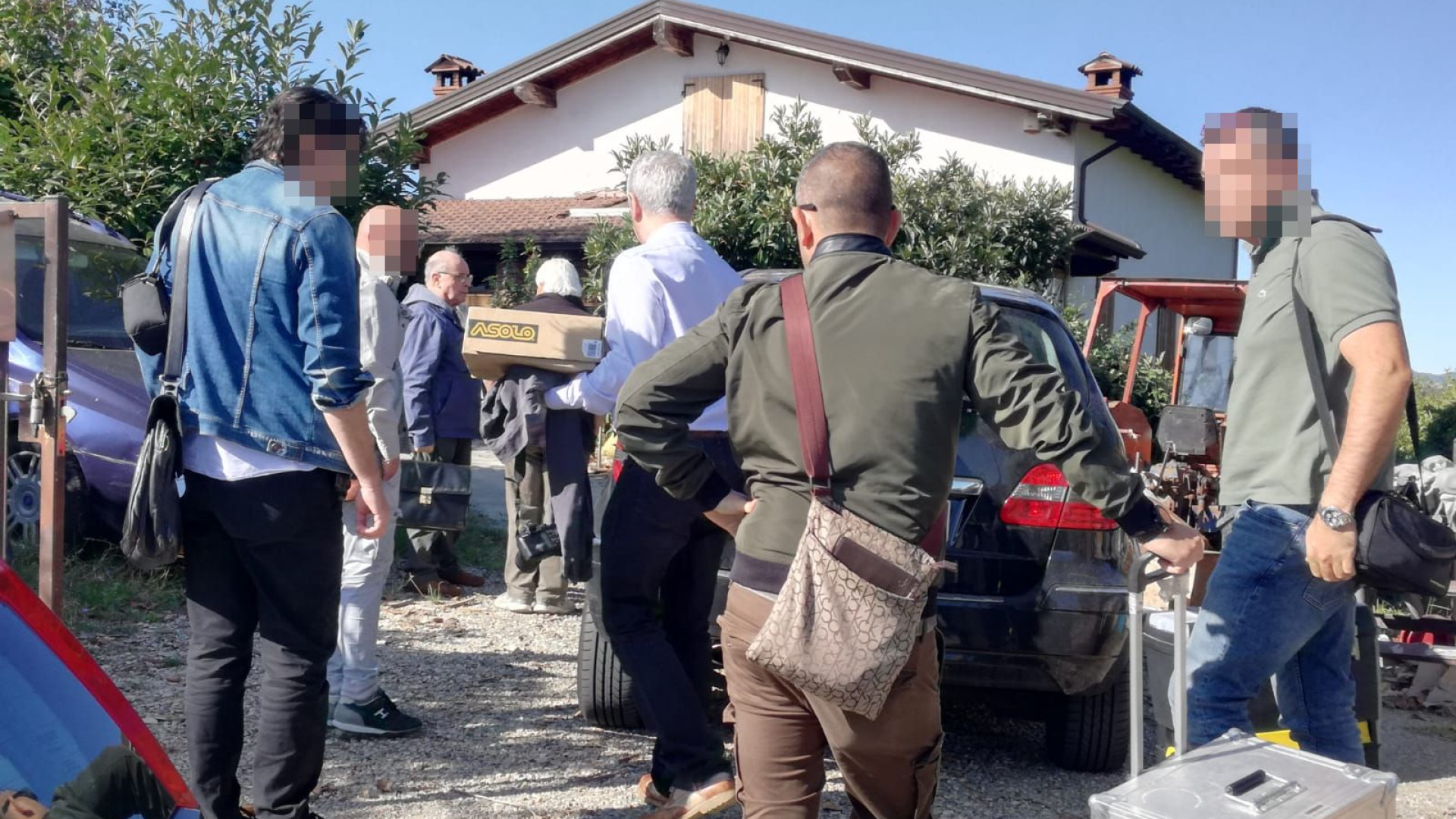 Sopralluogo dei carabinieri nell'abitazione di Perazzi, trovati i vestiti e le scarpe bruciati di Elisa