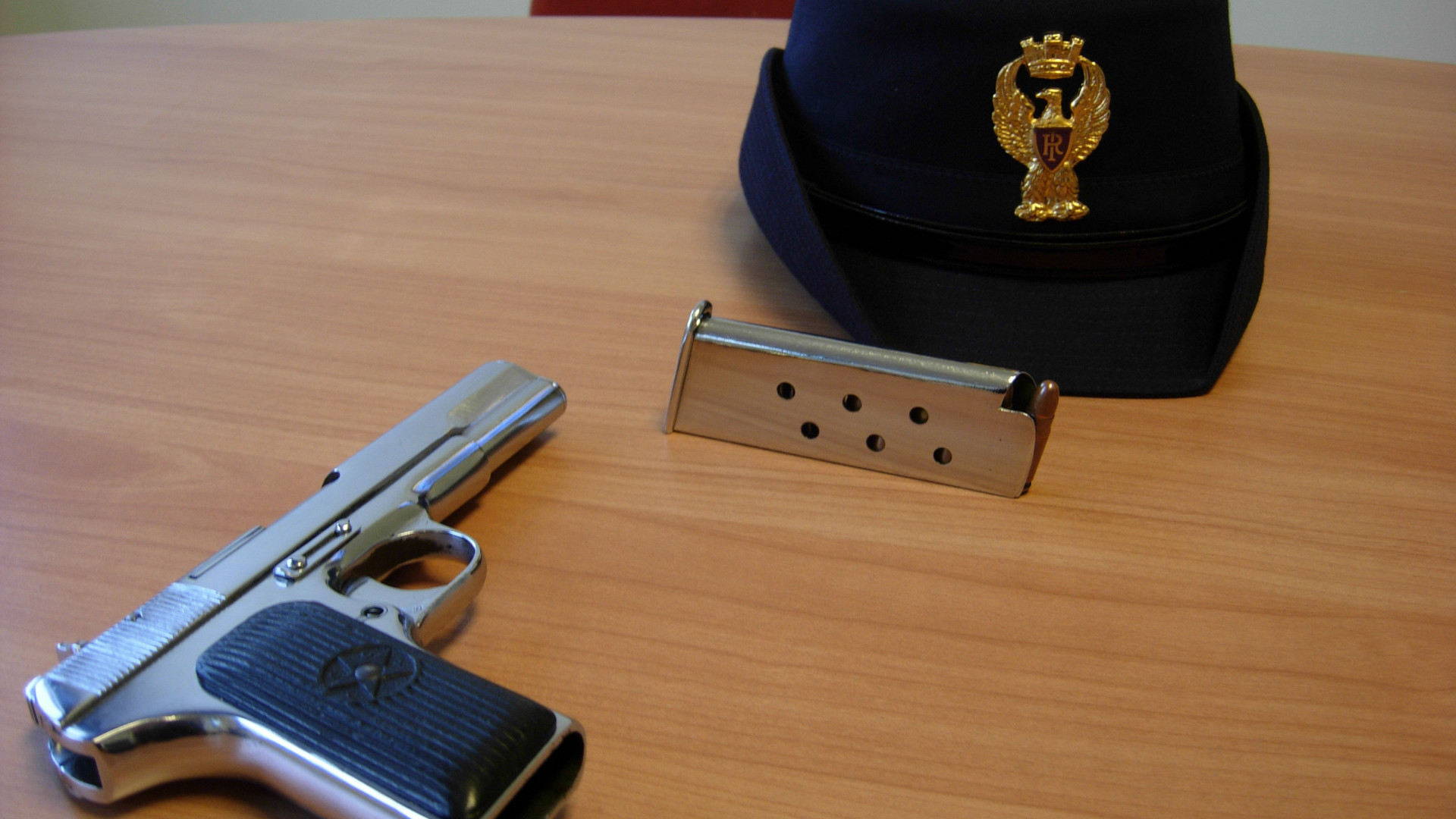 Sorpresi con una pistola illegale, in manette due ventenni albanesi