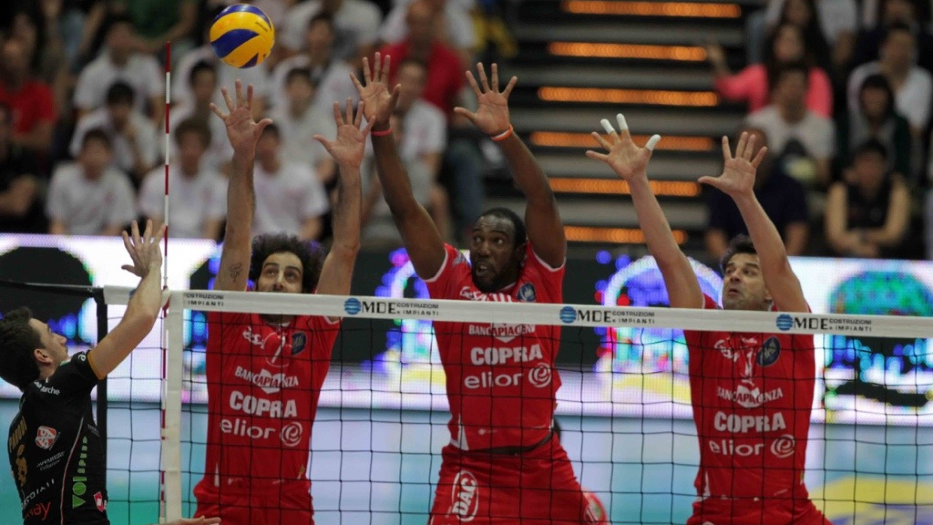 Volley play off: sconfitta Macerata, Copra Elior in finale scudetto