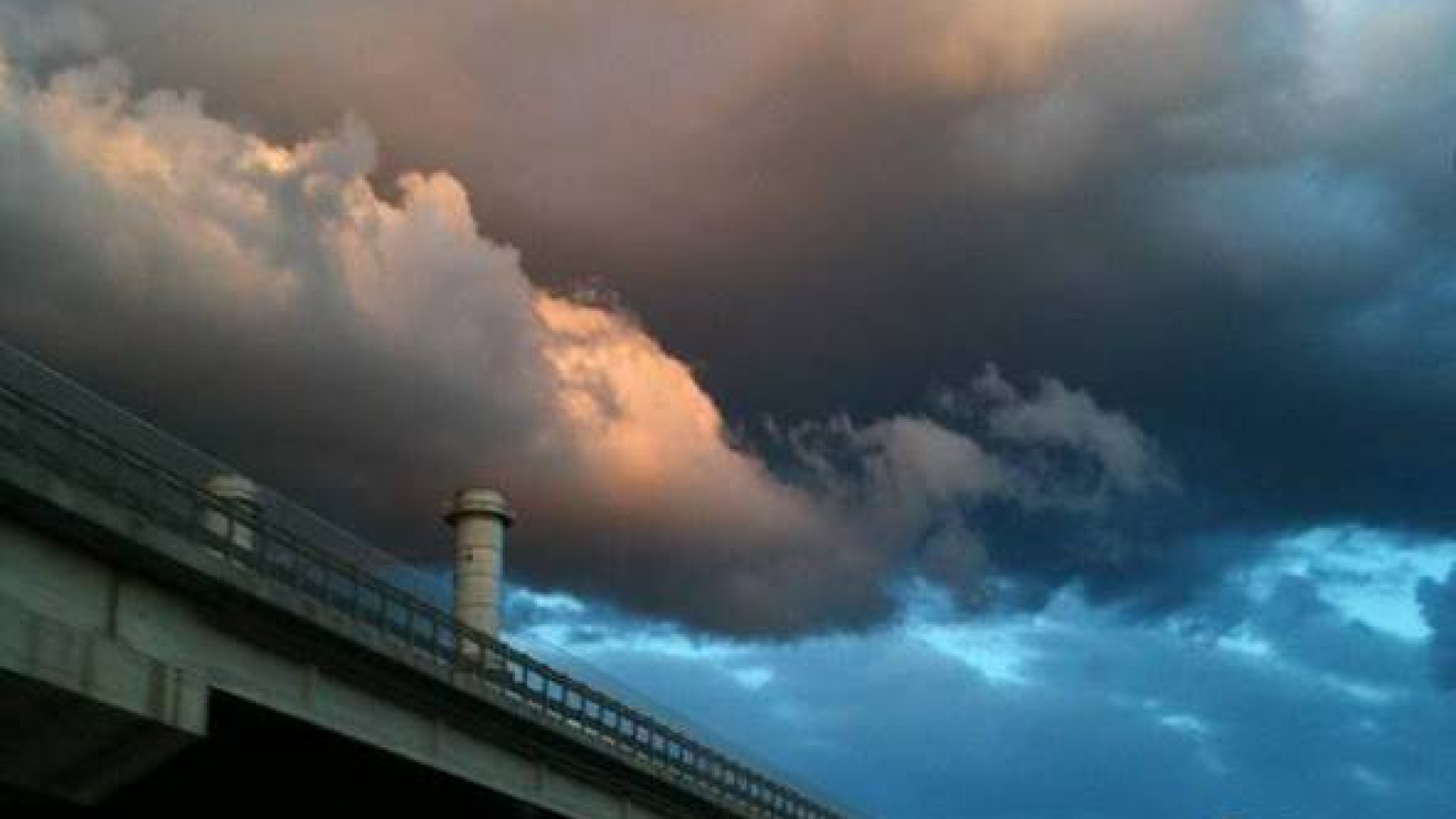 Ancora maltempo: temporali e raffiche di vento in arrivo, domenica da allerta meteo