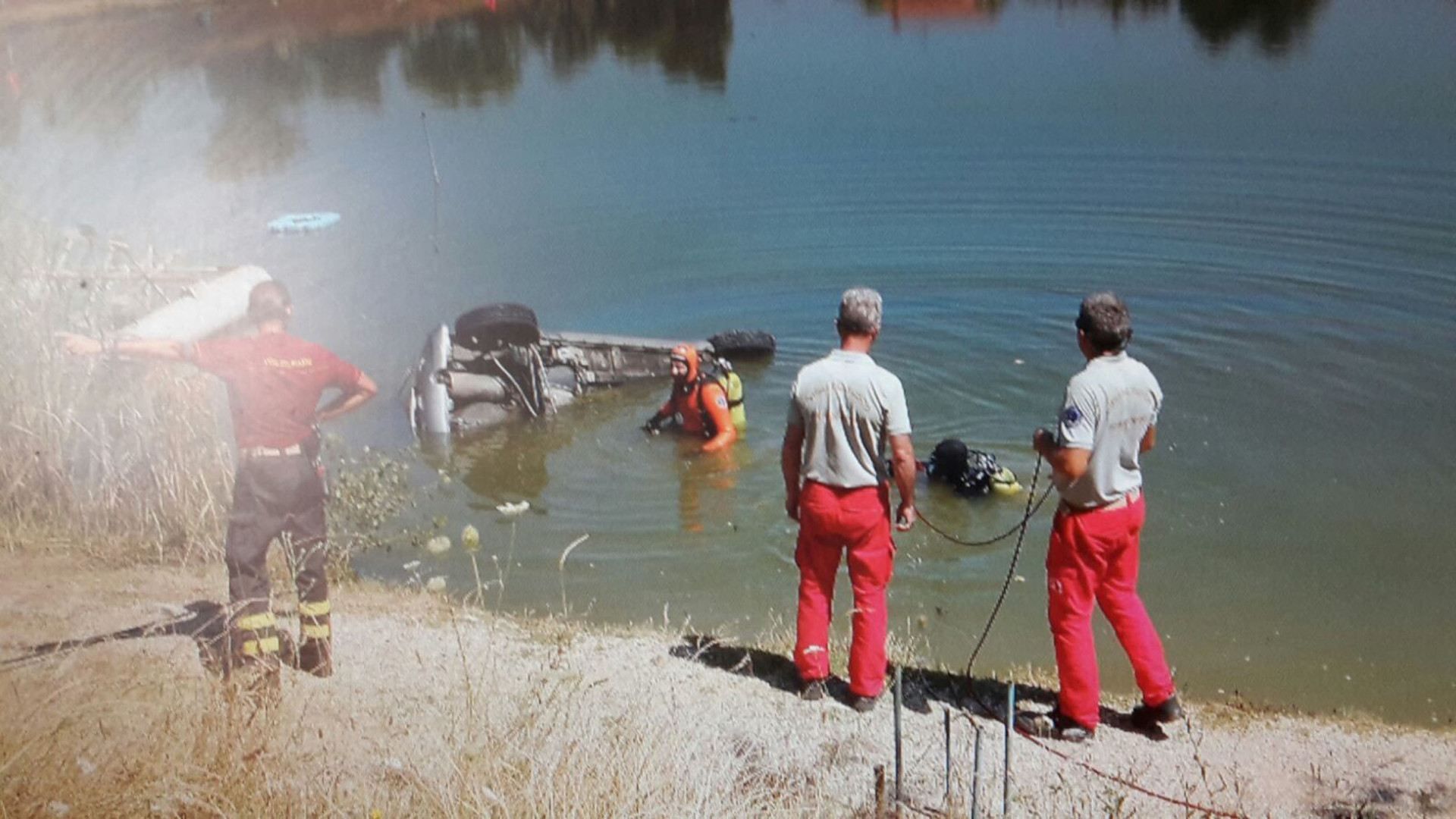 Dimentica il freno a mano, auto finisce nel laghetto a Cortina di Alseno