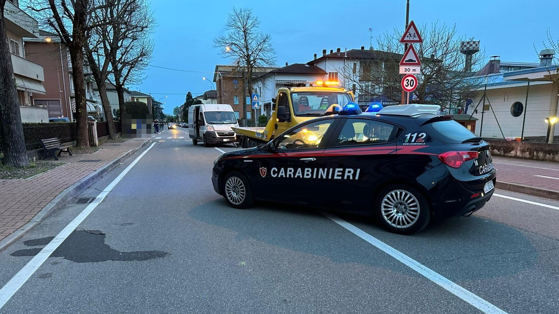 Travolta da un furgone: muore anziana ad Alseno, vani i tentativi di soccorso