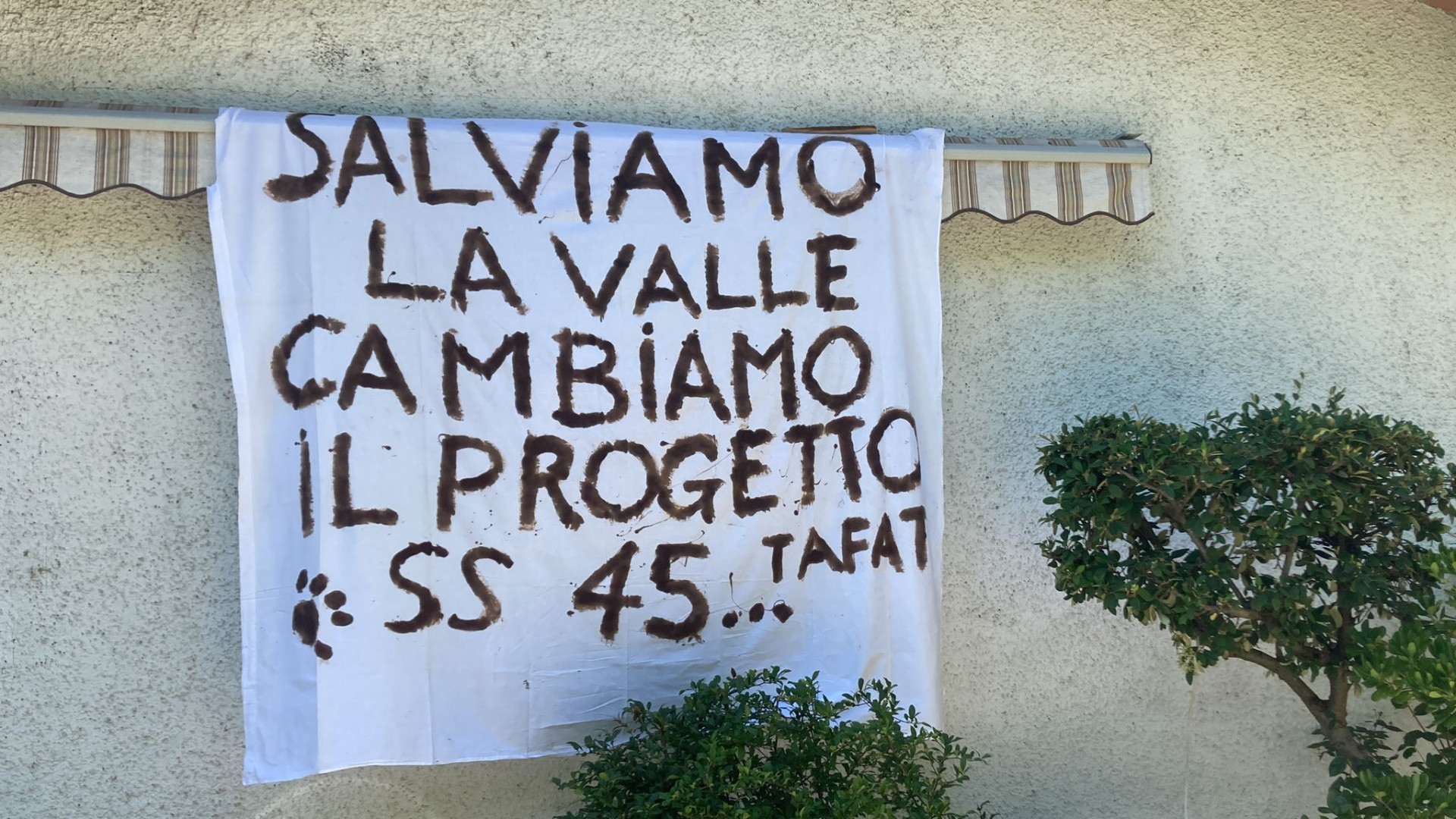 "Troppe rotonde": lenzuolata di protesta contro il progetto della nuova Statale 45