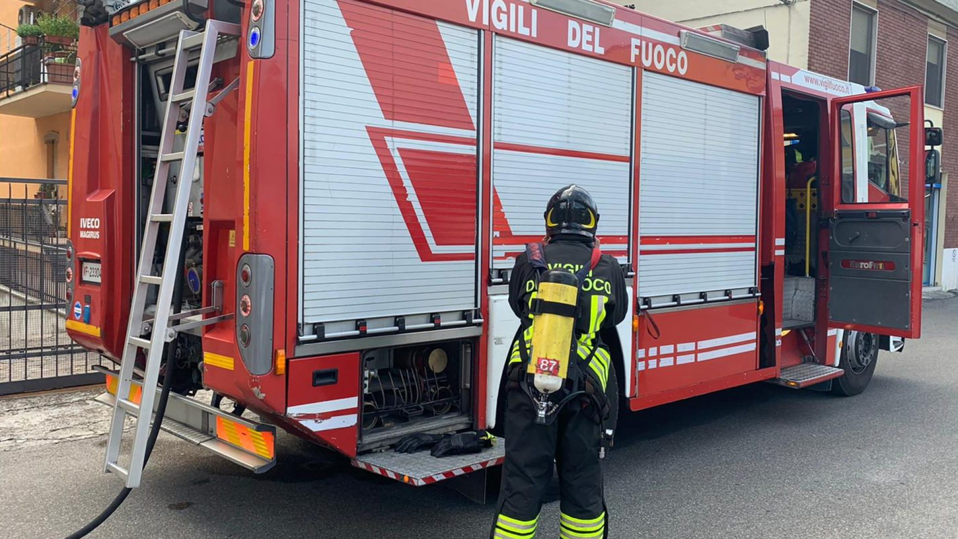 Fiamme dalla stufa a legna, incendio in uno scantinato di via Negrotti