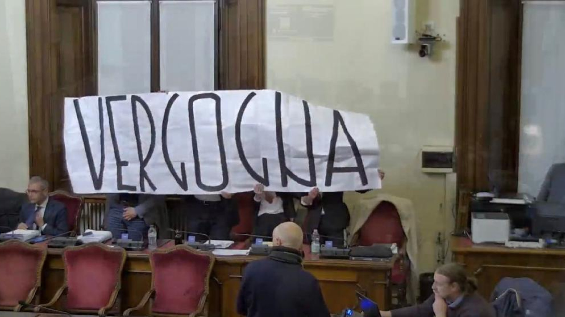 Irpef: striscione in consiglio, Tarasconi replica. Tutti gli altri fuori copione dell'aula