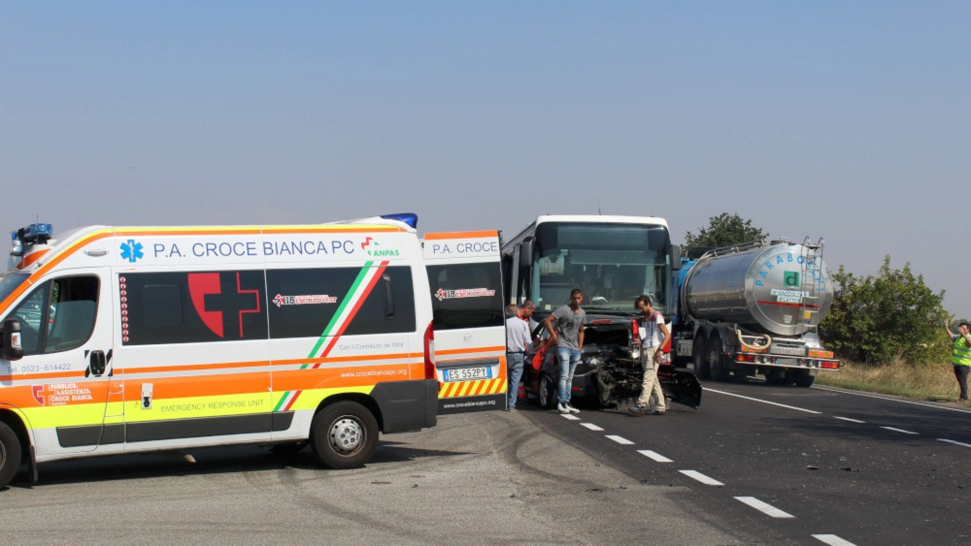 Carambola sulla Statale 45, centrato un bus carico di studenti