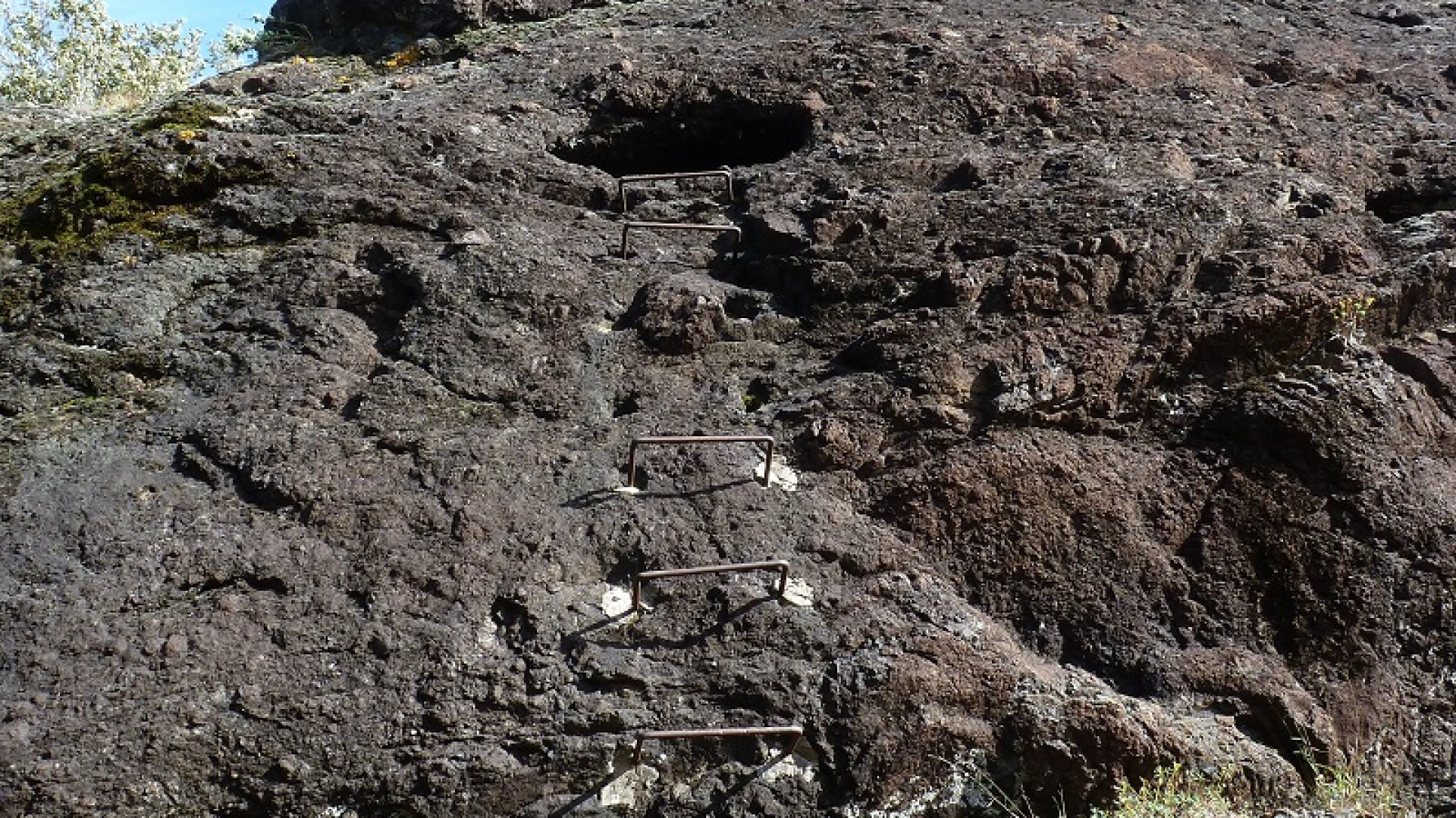Mano di San Colombano scolpita in una grotta a Bobbio: "Recuperiamola"
