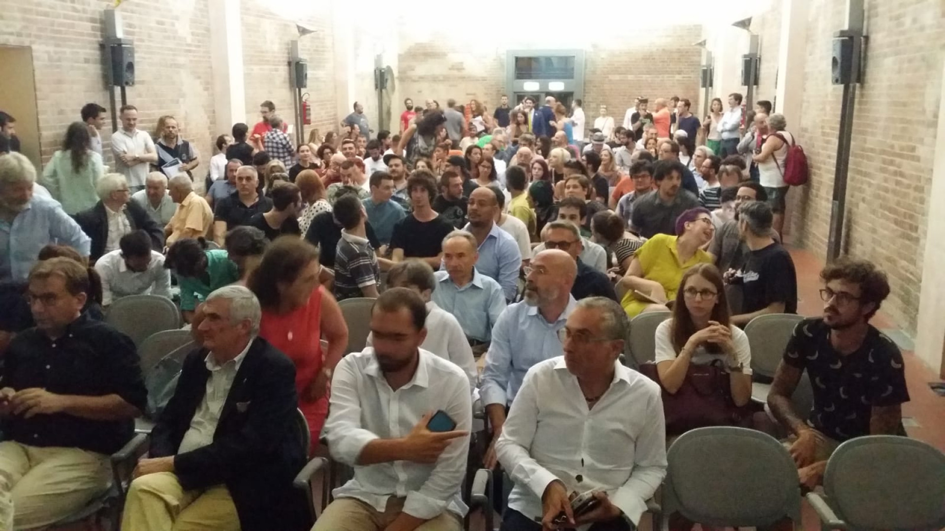 Tensione e contestazioni al convegno "Cannabis, l'erba della morte". Sant'Ilario tutto esaurito