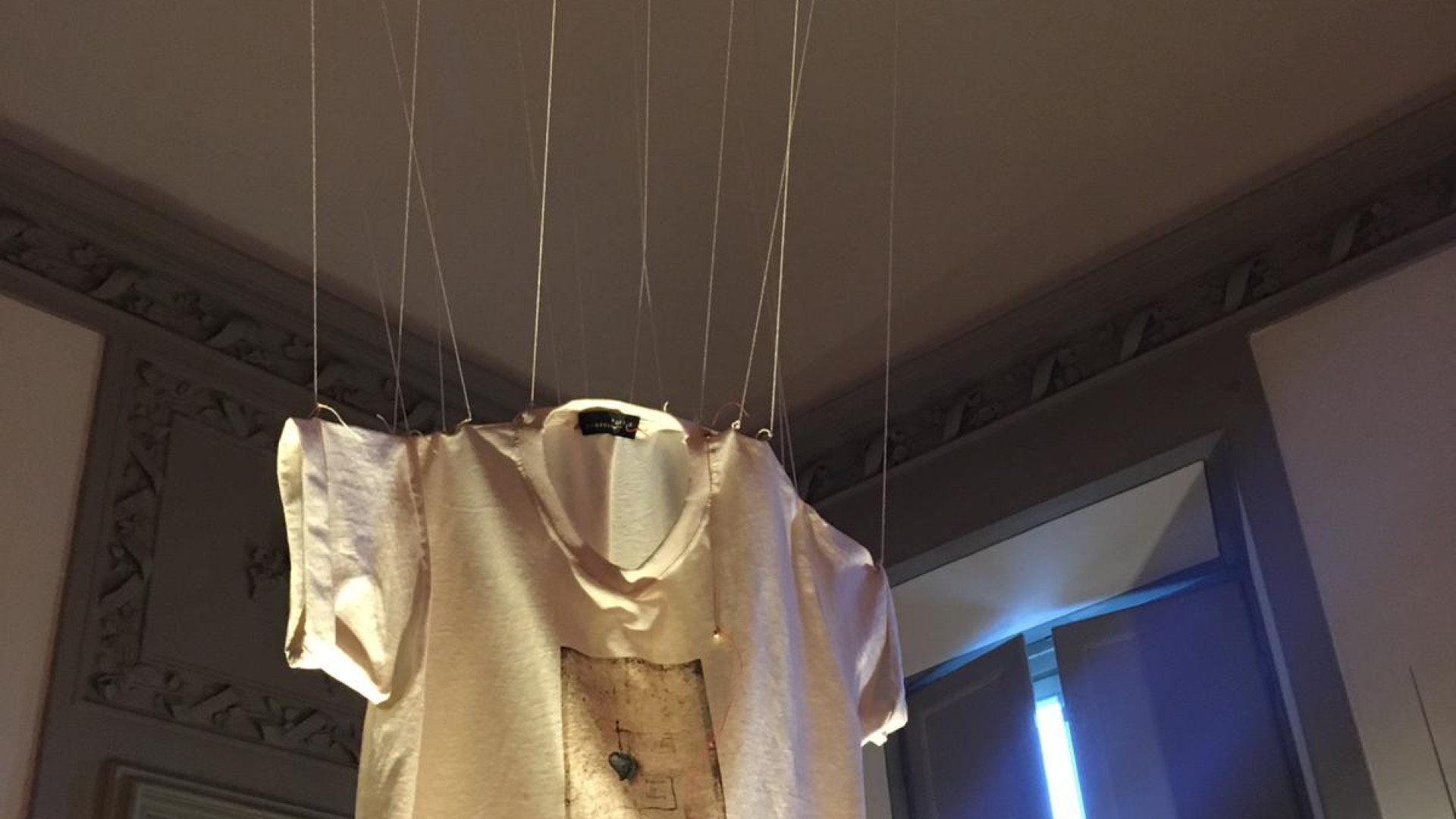 Andate a ruba le magliette "Poesia Sposa" ispirate all'arte di Armodio