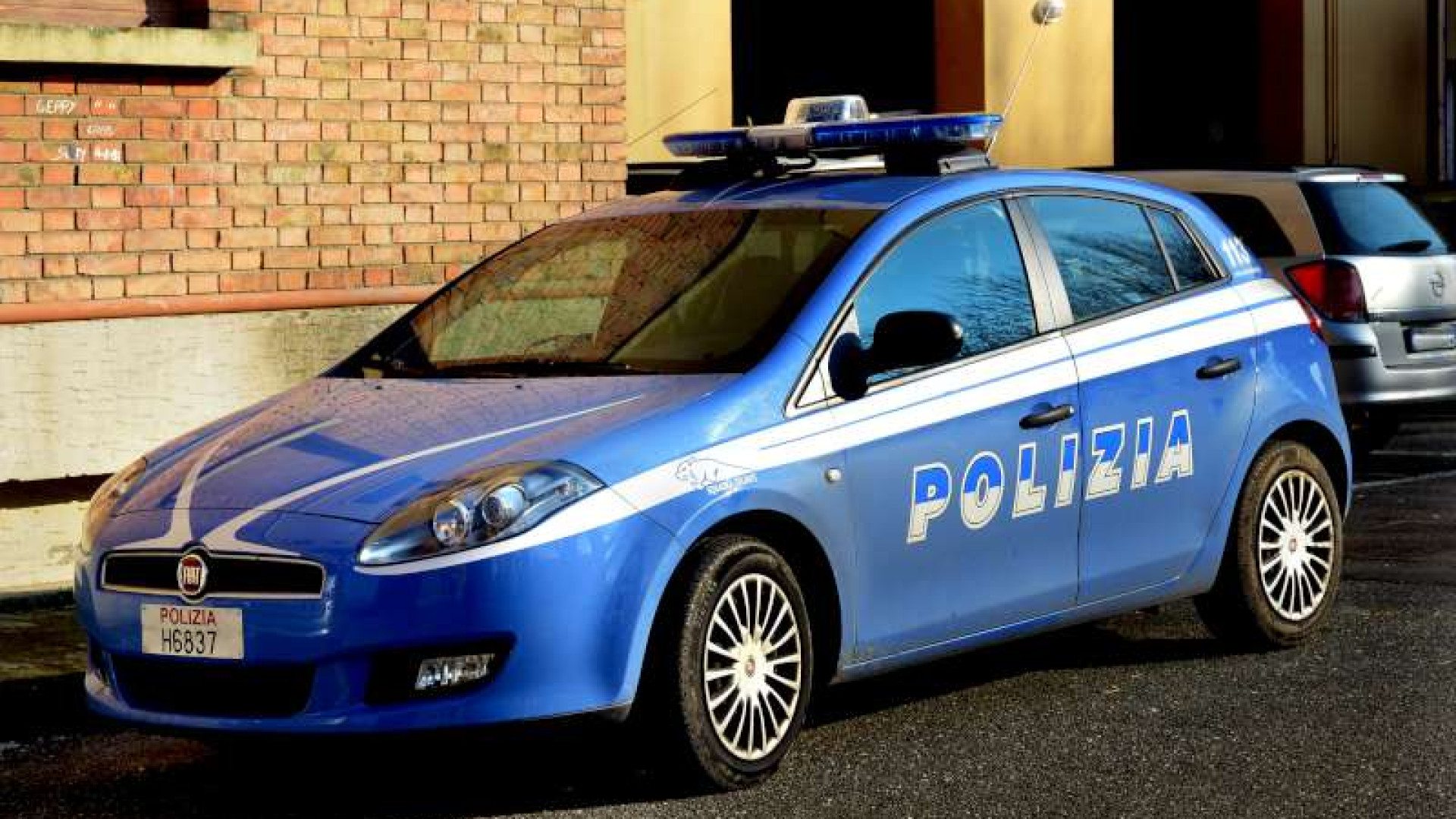 Bottigliate in piazzale Marconi, ferito un uomo. Lite anche in viale Patrioti