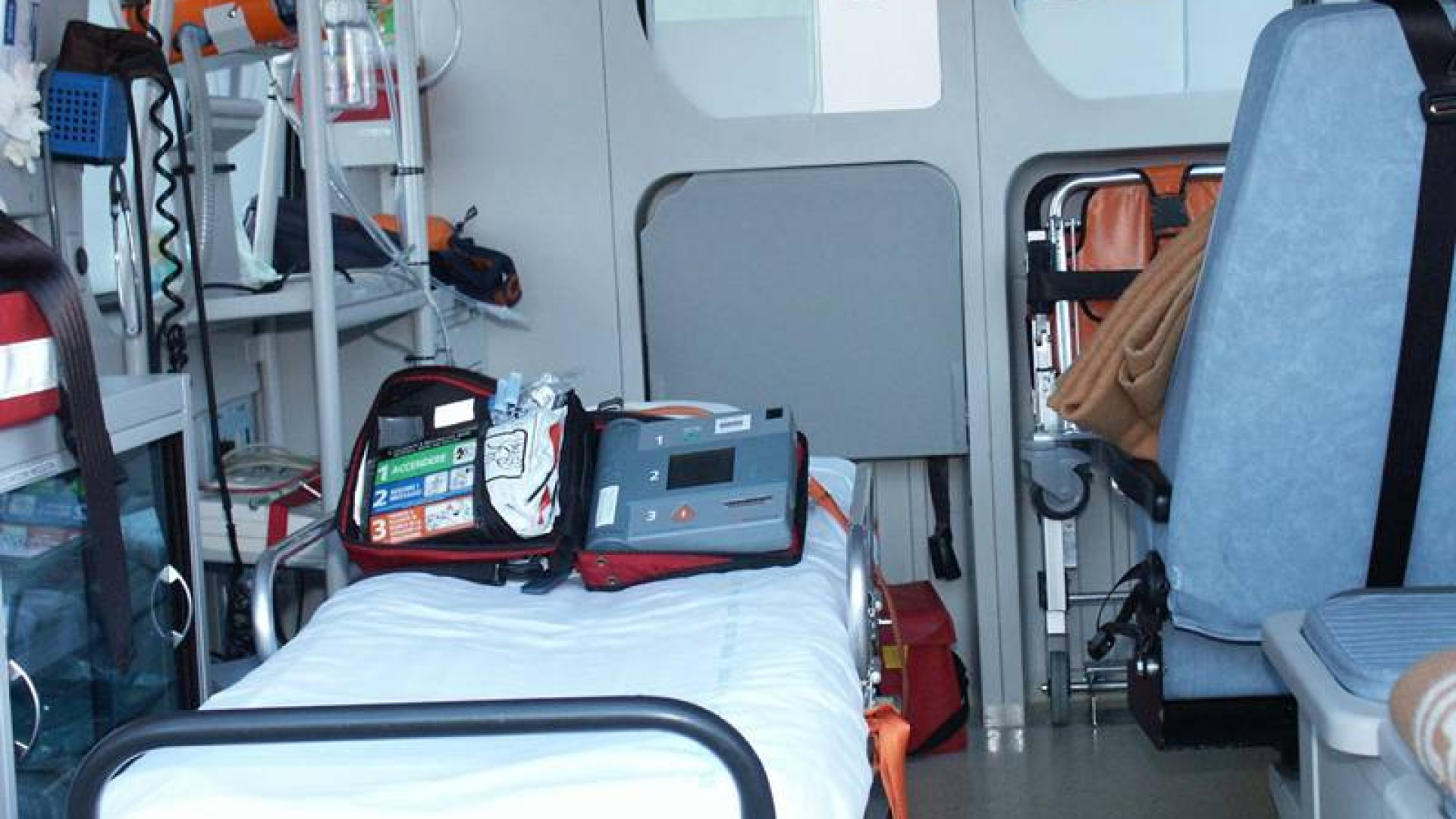 Una bici le taglia la strada, donna finisce al pronto soccorso