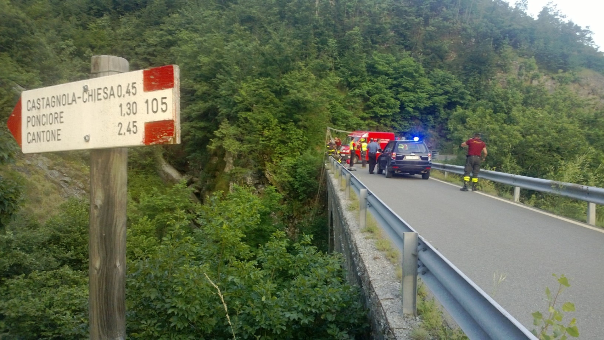 Esce di strada e finisce nella scarpata. Muore motociclista