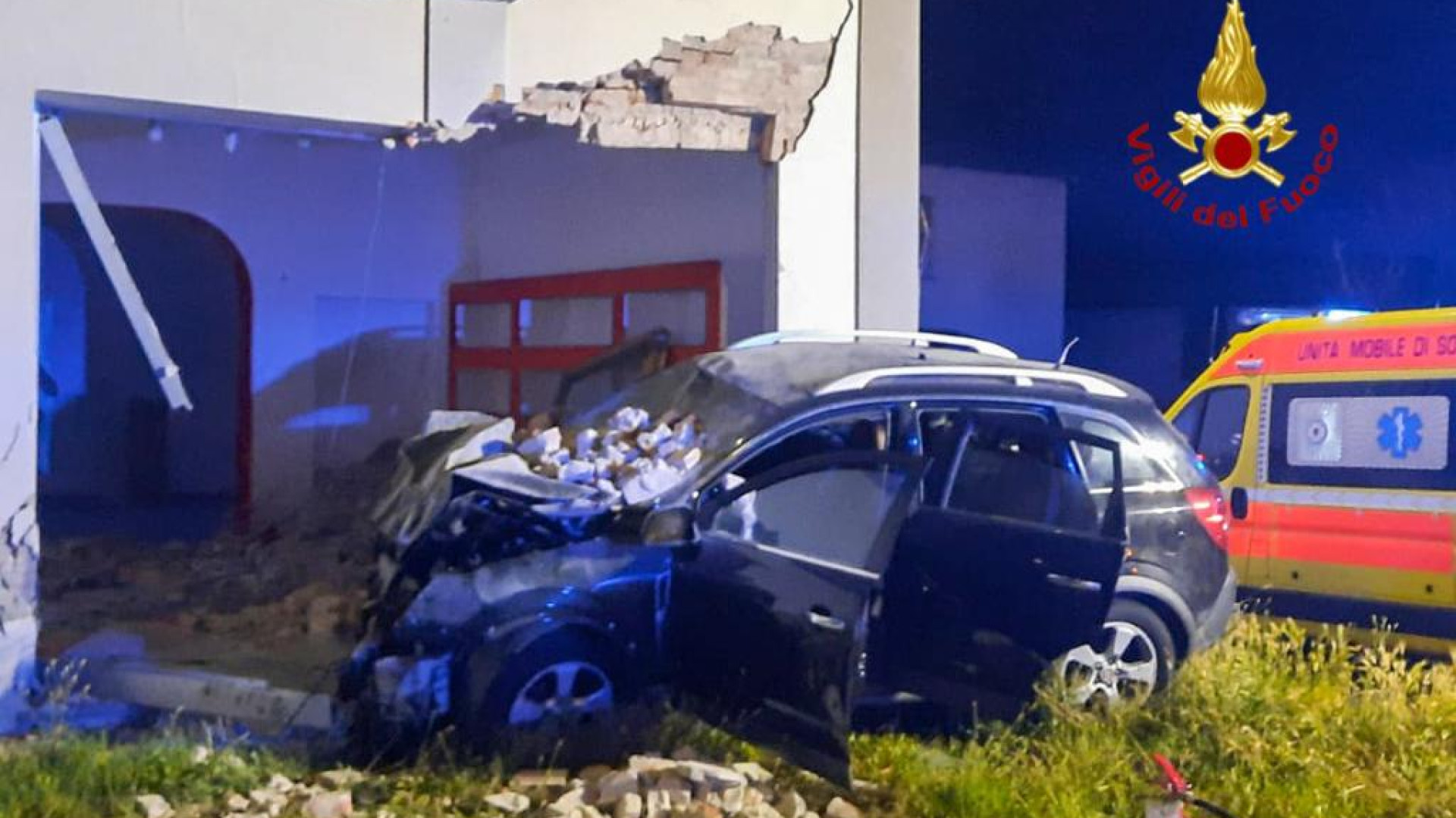 Cadeo, sbanda e sfonda con l'auto la vetrina di un negozio: ferita una 27enne