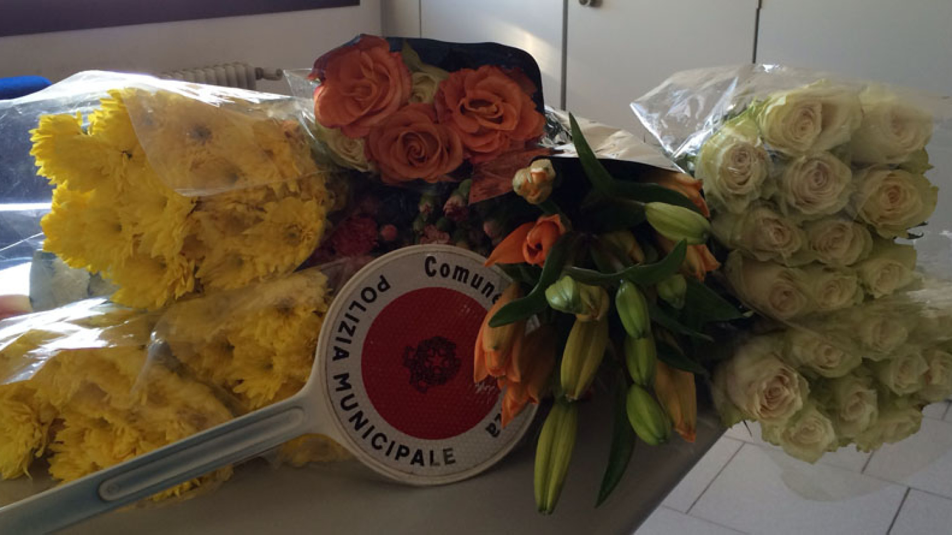 Fiori venduti abusivamente, due ambulanti multati