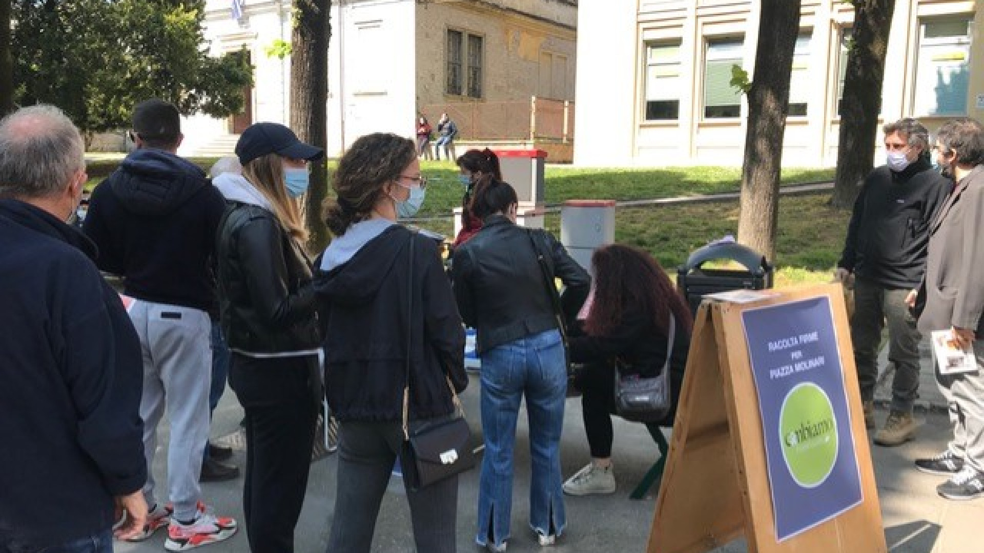 Fiorenzuola, cittadini in coda per dire "no" al restyling di piazza Molinari