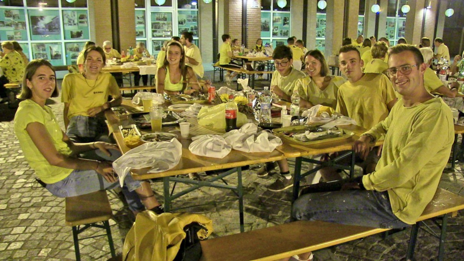 Cena in giallo a Podenzano, in 250 per salutare l'estate con il colore di sole e campi
