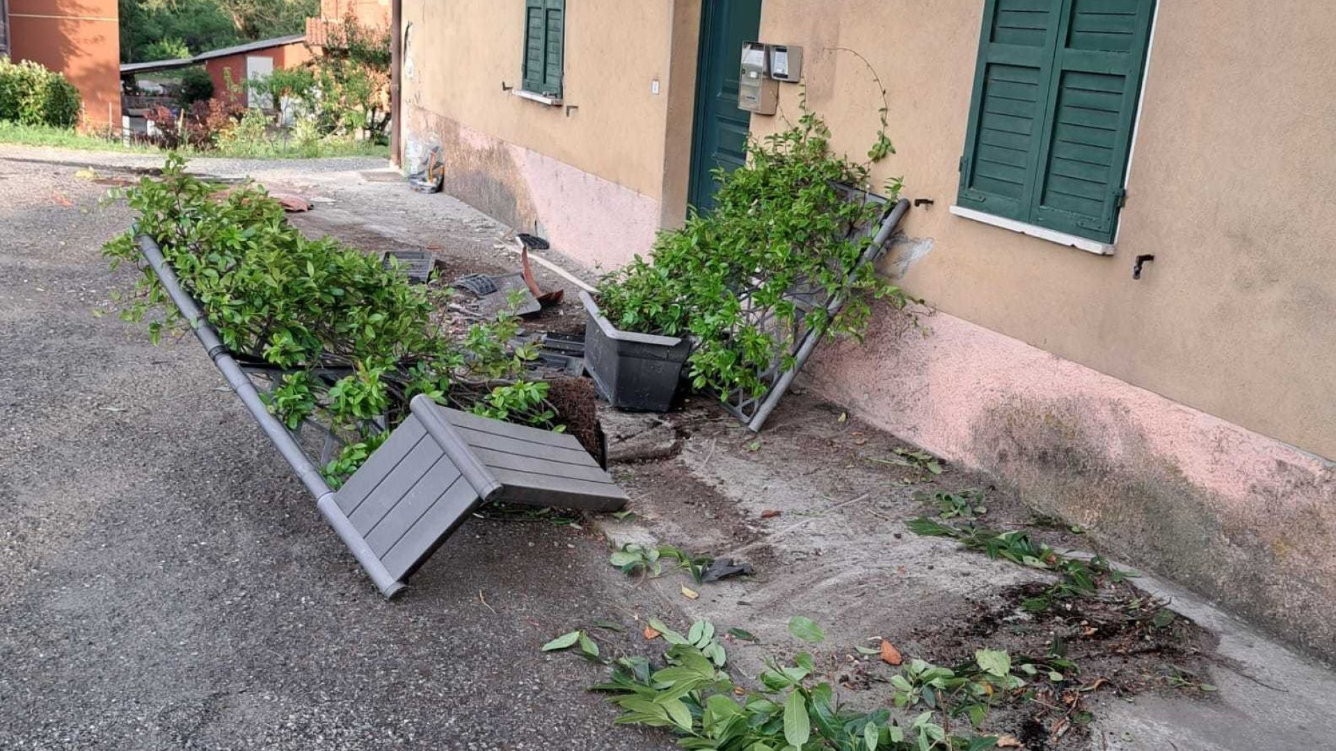 Auto con cinque giovani finisce contro una casa a Cernusca: tre feriti, uno grave