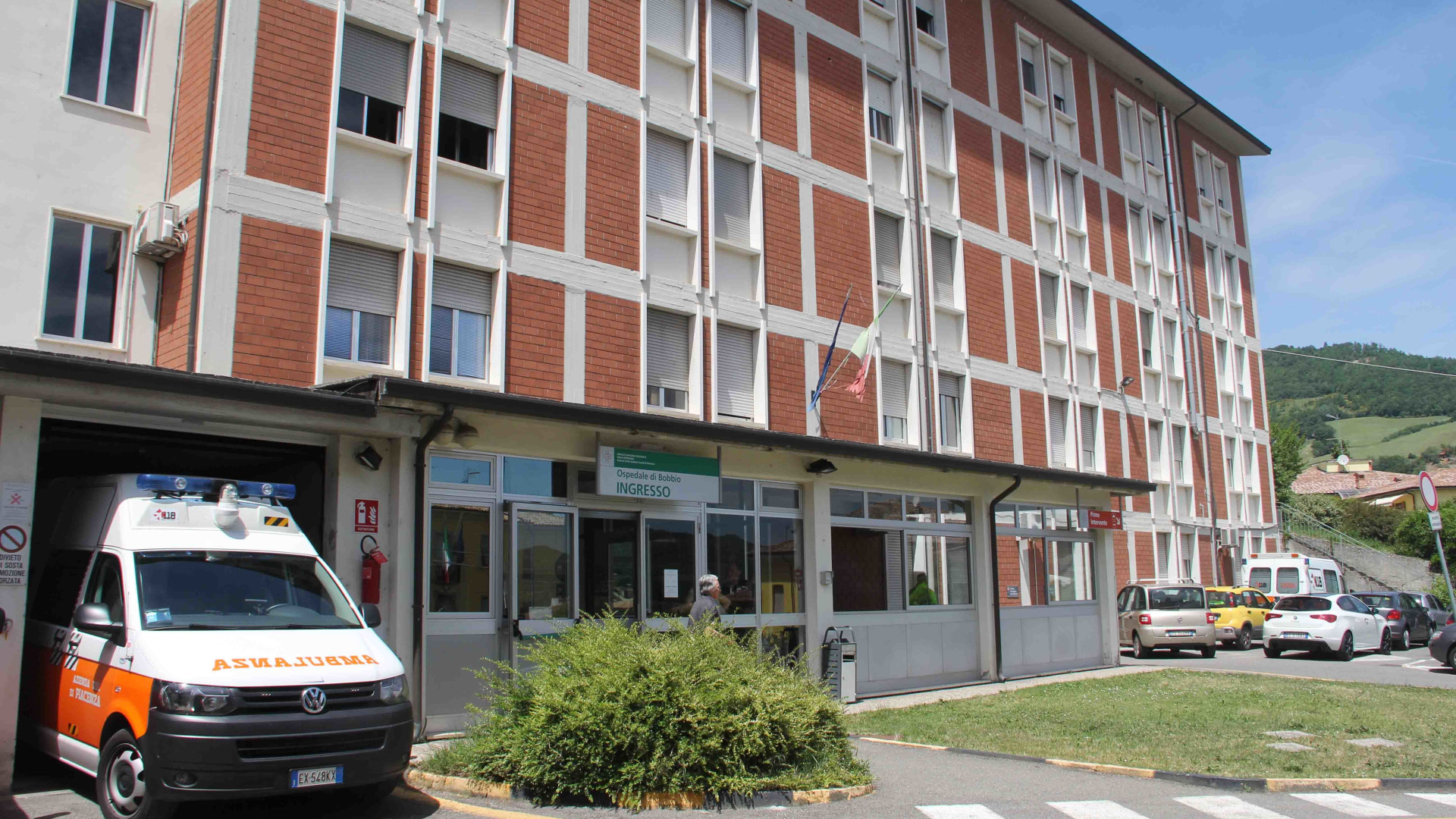 Precipita dal tetto e si presenta all'ospedale di Bobbio, arriva l'eliambulanza