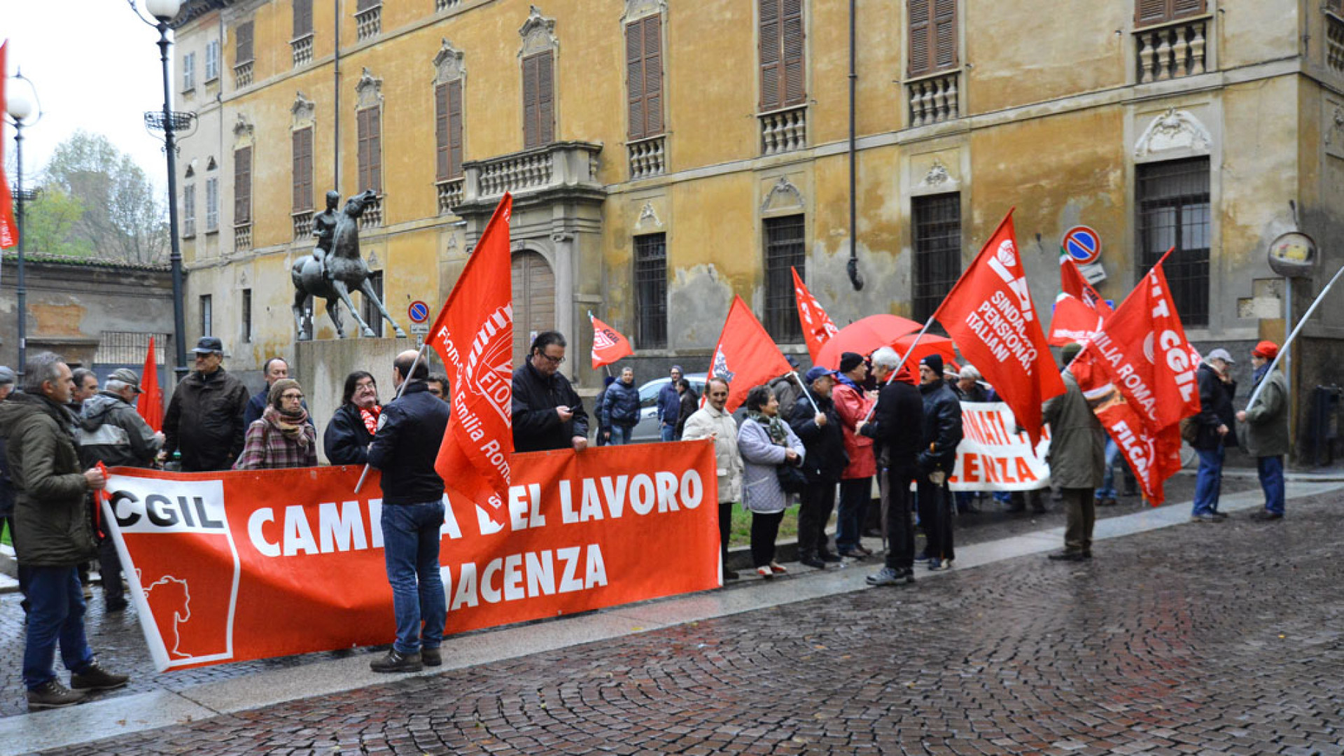 No al Jobs Act: la protesta di Cgil e Uil davanti alla Prefettura. Sciopero il 12