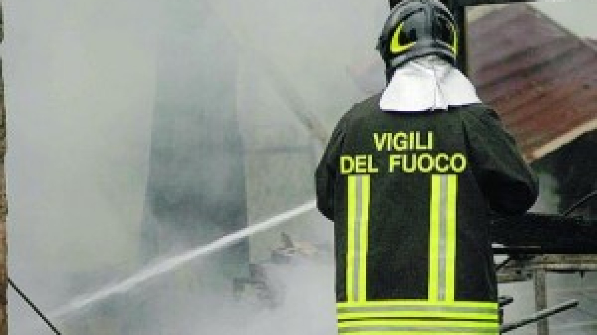 Podenzano, fiamme in una cascina. In fumo centinaia di rotoballe di fieno