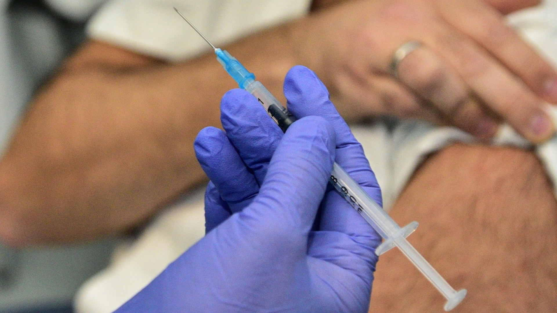 Covid, i docenti over 65: “Diritto al vaccino, ma esclusi dall'AstraZeneca”