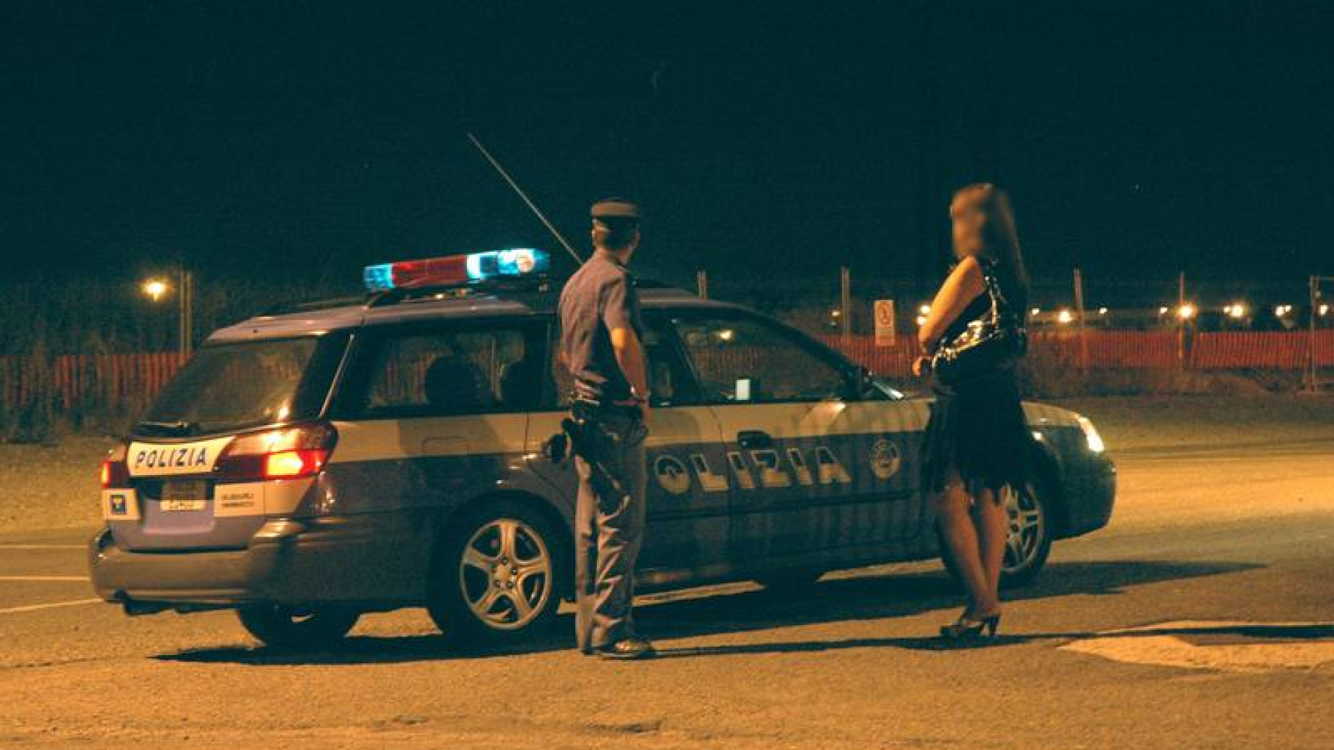 Aggredisce e violenta una prostituta sul camion: arrestato 43enne