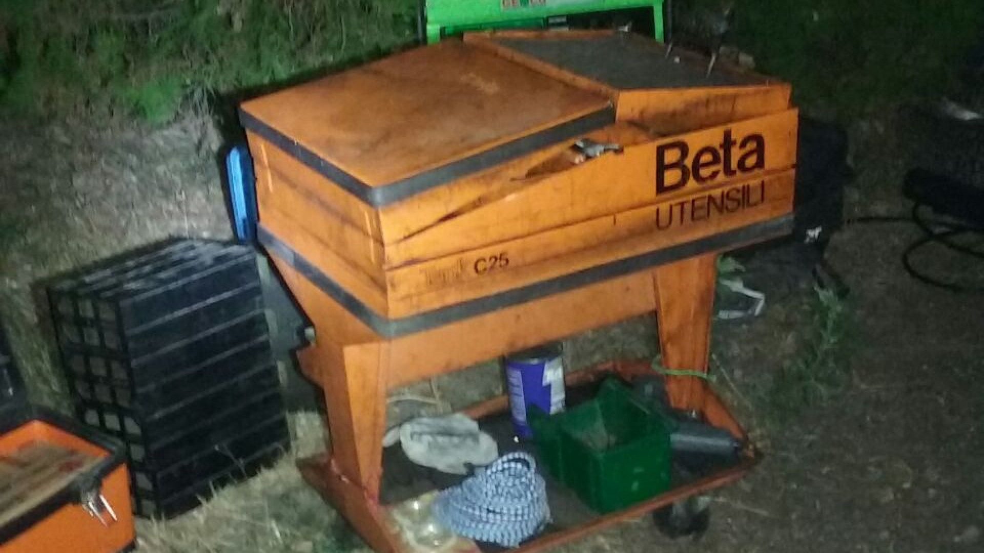 Cattagnina di San Nicolò, ladri abbandonano furgone e refurtiva in un campo