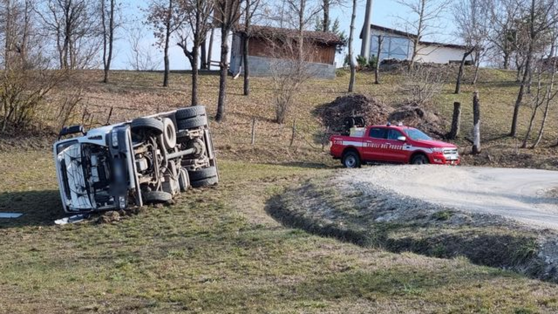 Cisterna con 20 quintali di gas si rovescia: svuotamento per evitare esplosioni
