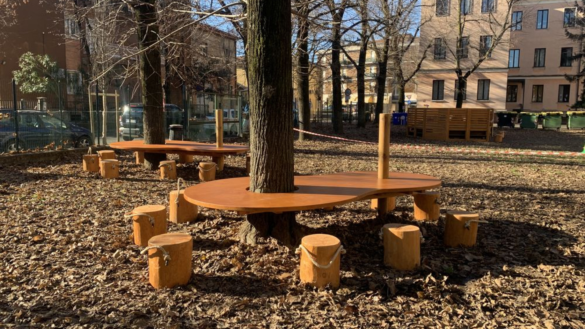 Alberi abbracciati dai tavoli: alla Vittorino da Feltre inaugurate aule all'aperto