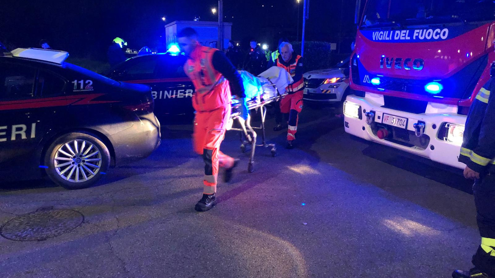 Ruba giubbotti, inseguito da commessa e studenti cade e si ferisce
