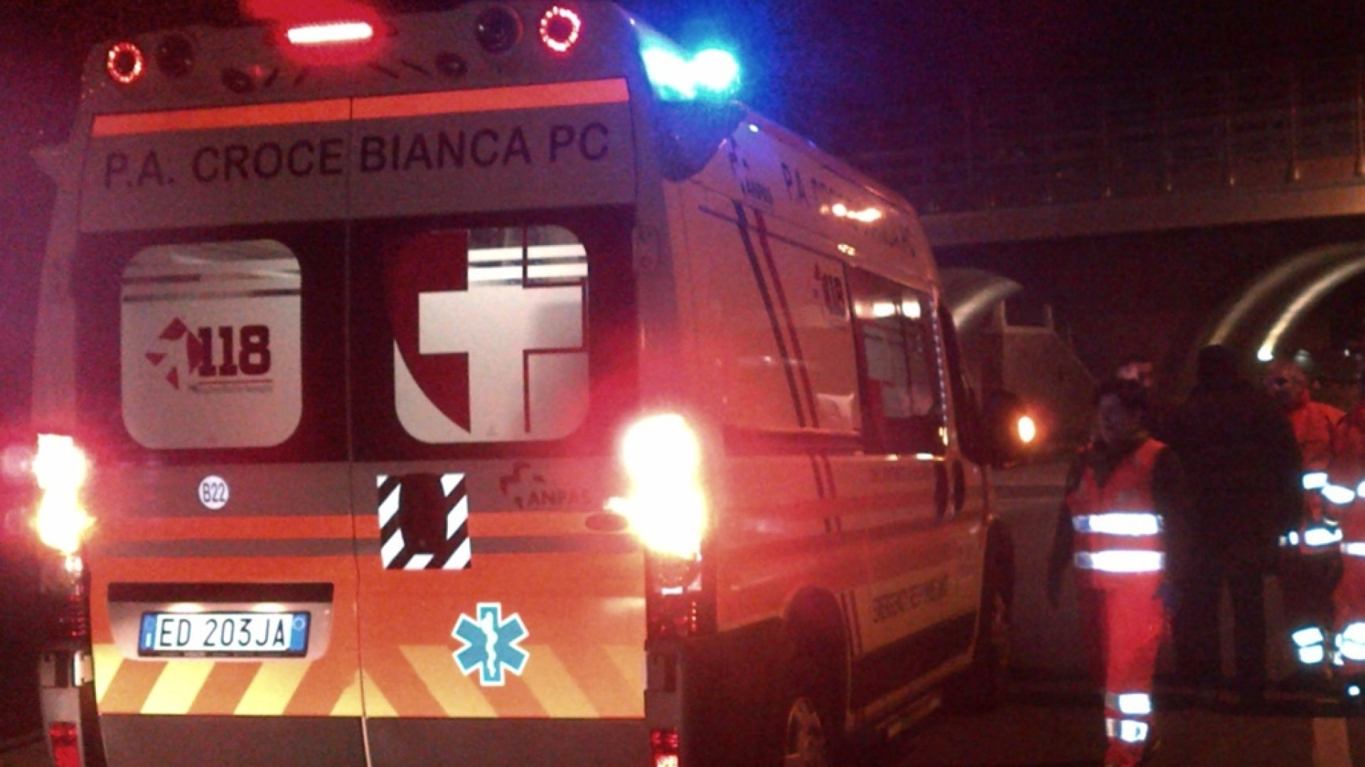 Fuori strada con l'auto nella notte a Vigolzone, gravissimo 20enne