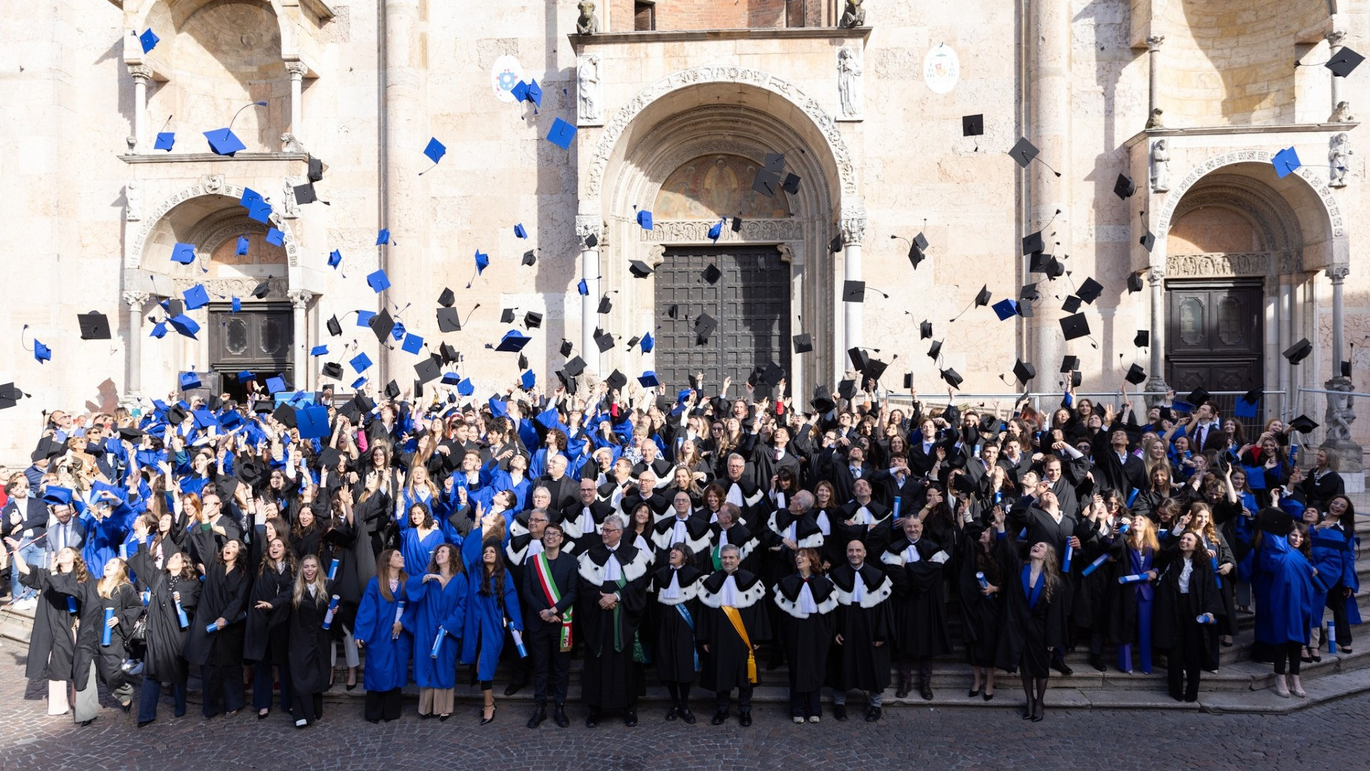 Piazza Duomo in festa per i laureati della Cattolica: tradizionale lancio del tocco