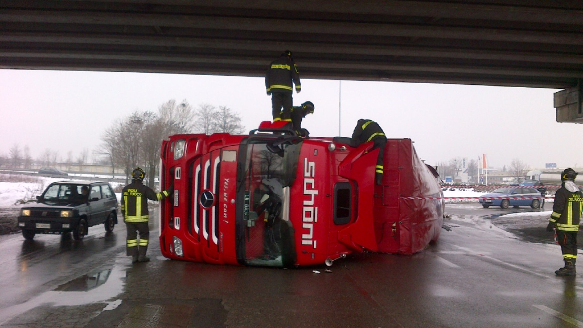Camion ribaltato sotto al cavalcavia di Le Mose. Illeso il conducente