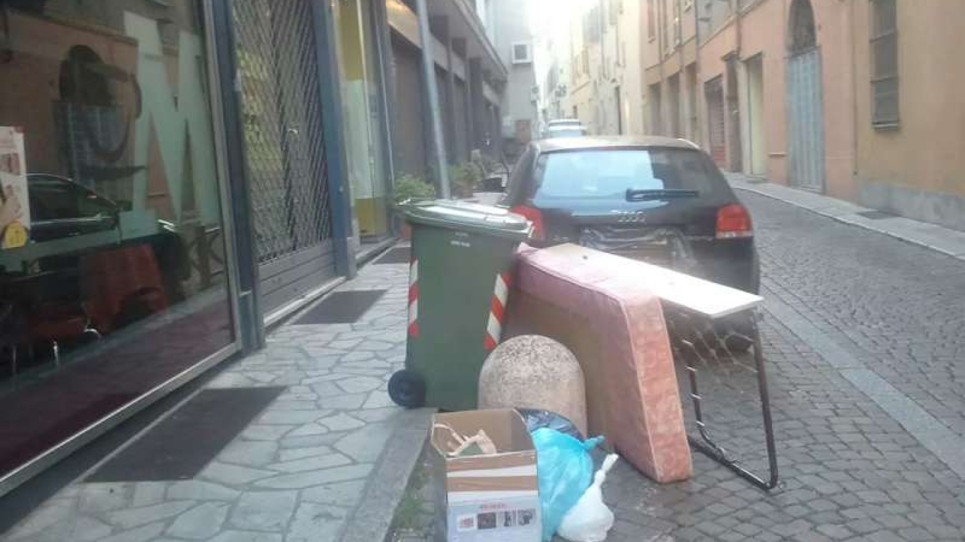 Inciviltà in via Felice Frasi, sulla strada rifiuti ingombranti di ogni tipo