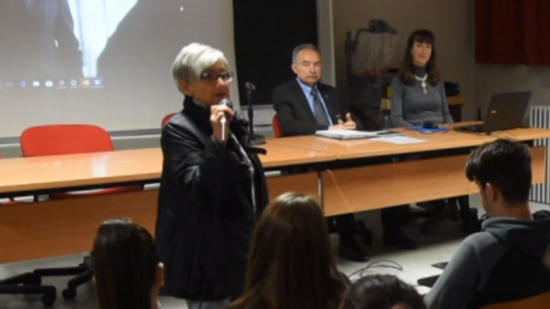 Pericoli in rete, lezioni antitruffa di polizia e Federconsumatori